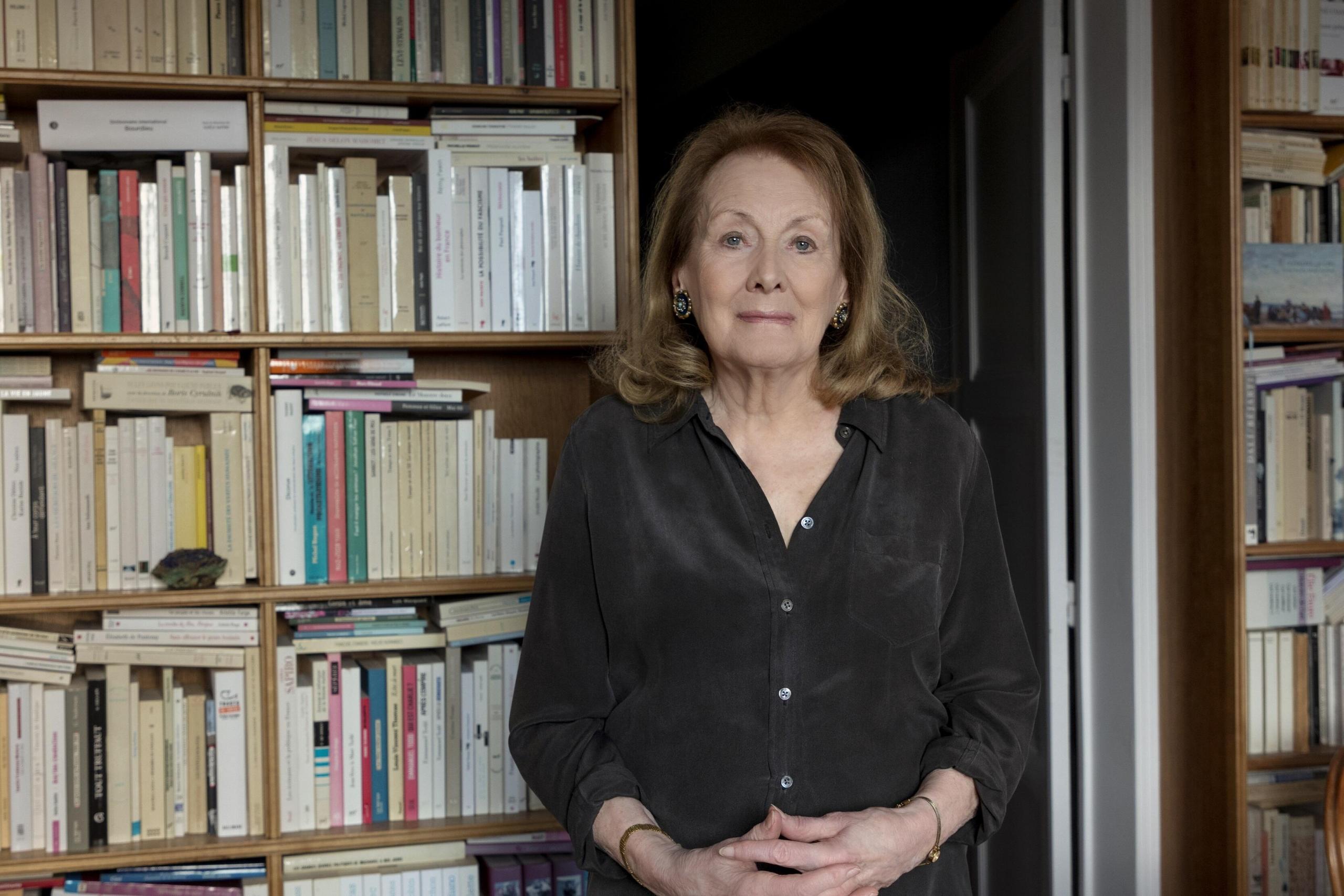 Annie Ernaux dans sa bibliothèque