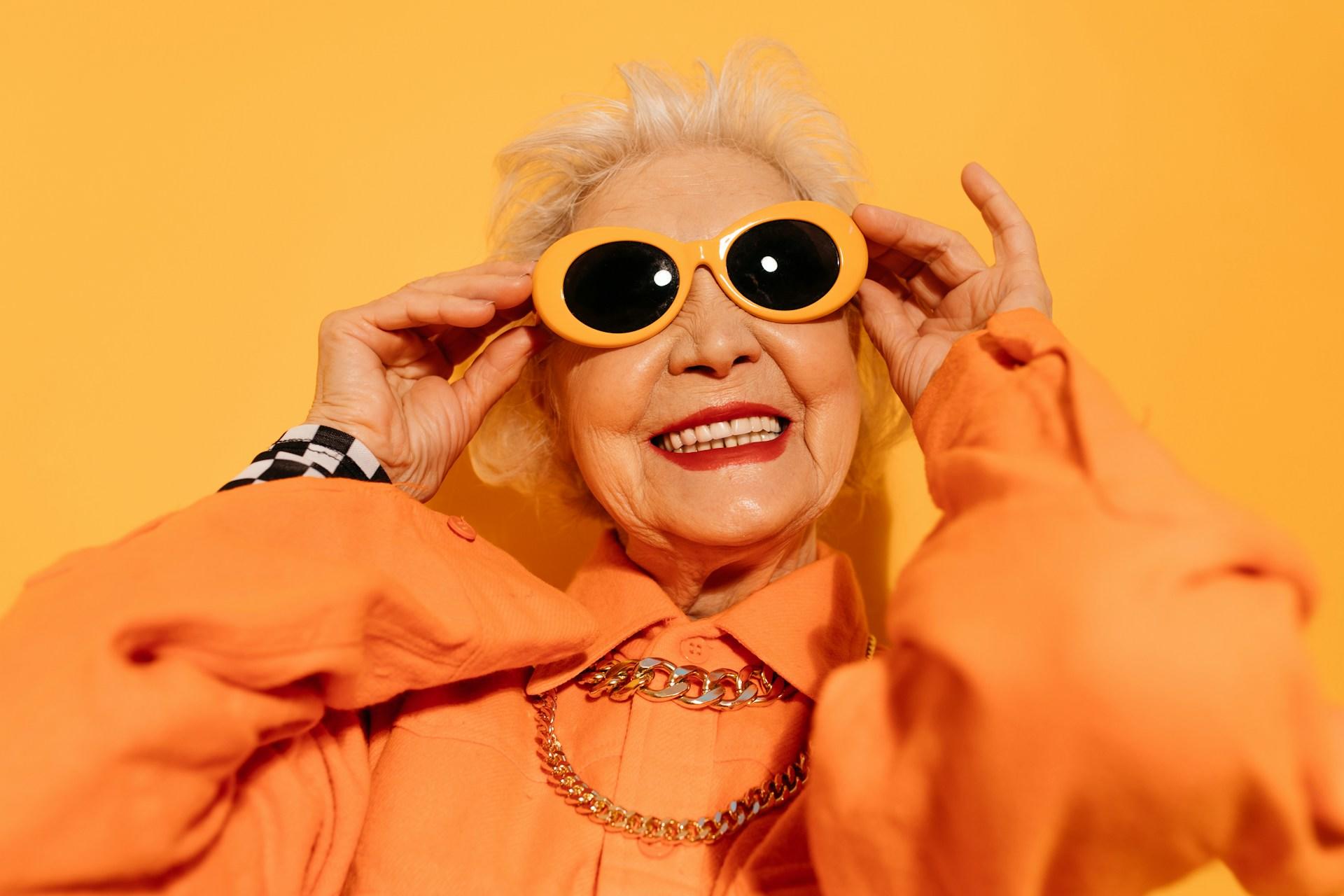 personne âgée habillée en orange
