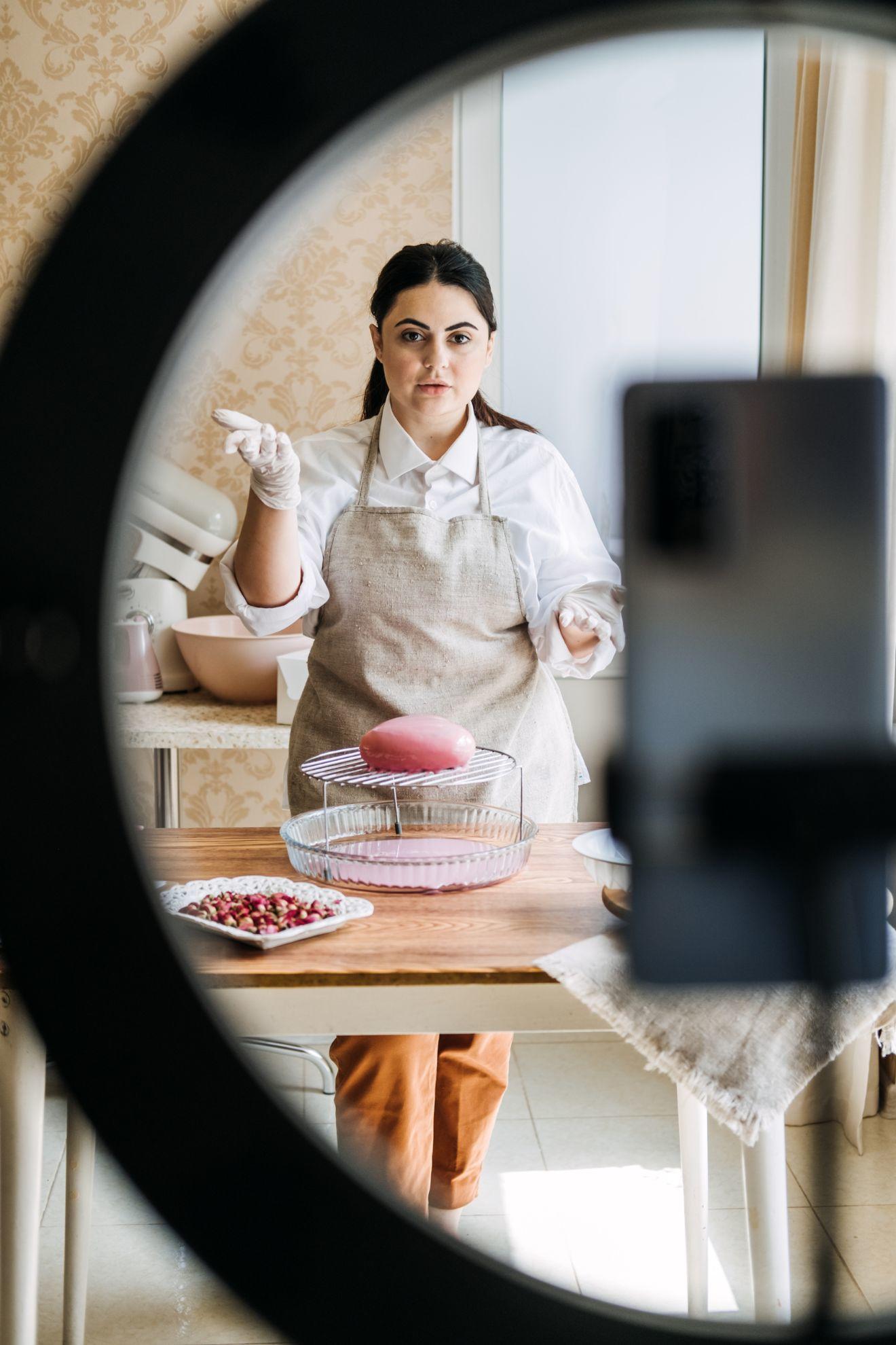 Une personne en train de se filmer en train de cuisiner.