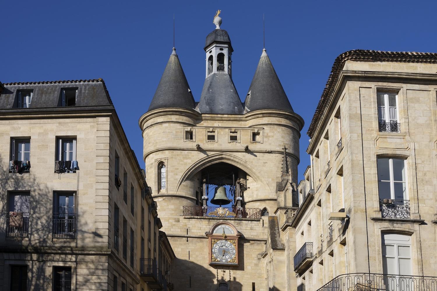 Vue de la ville de Bordeaux en plein soleil.