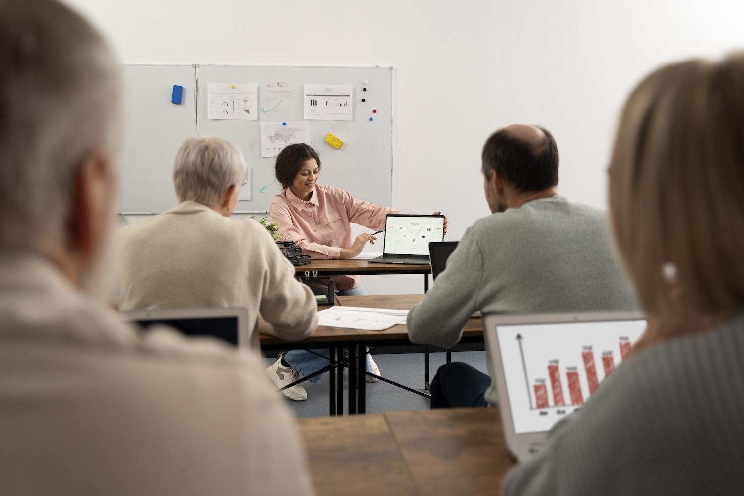 Un professeur est en train de donner un cours de finance à des élèves.