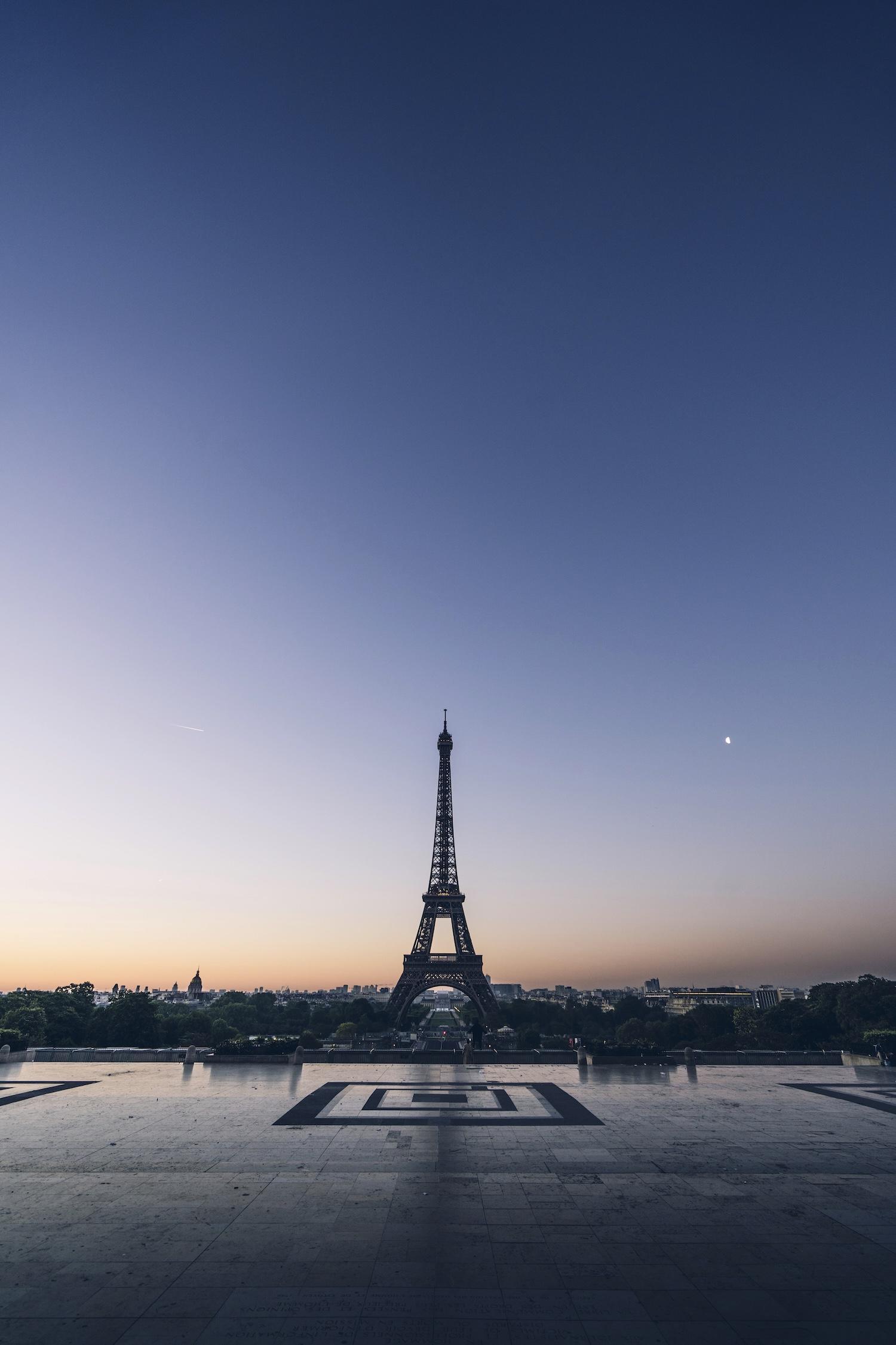Vue sur la tour Eiffel au lever du soleil.