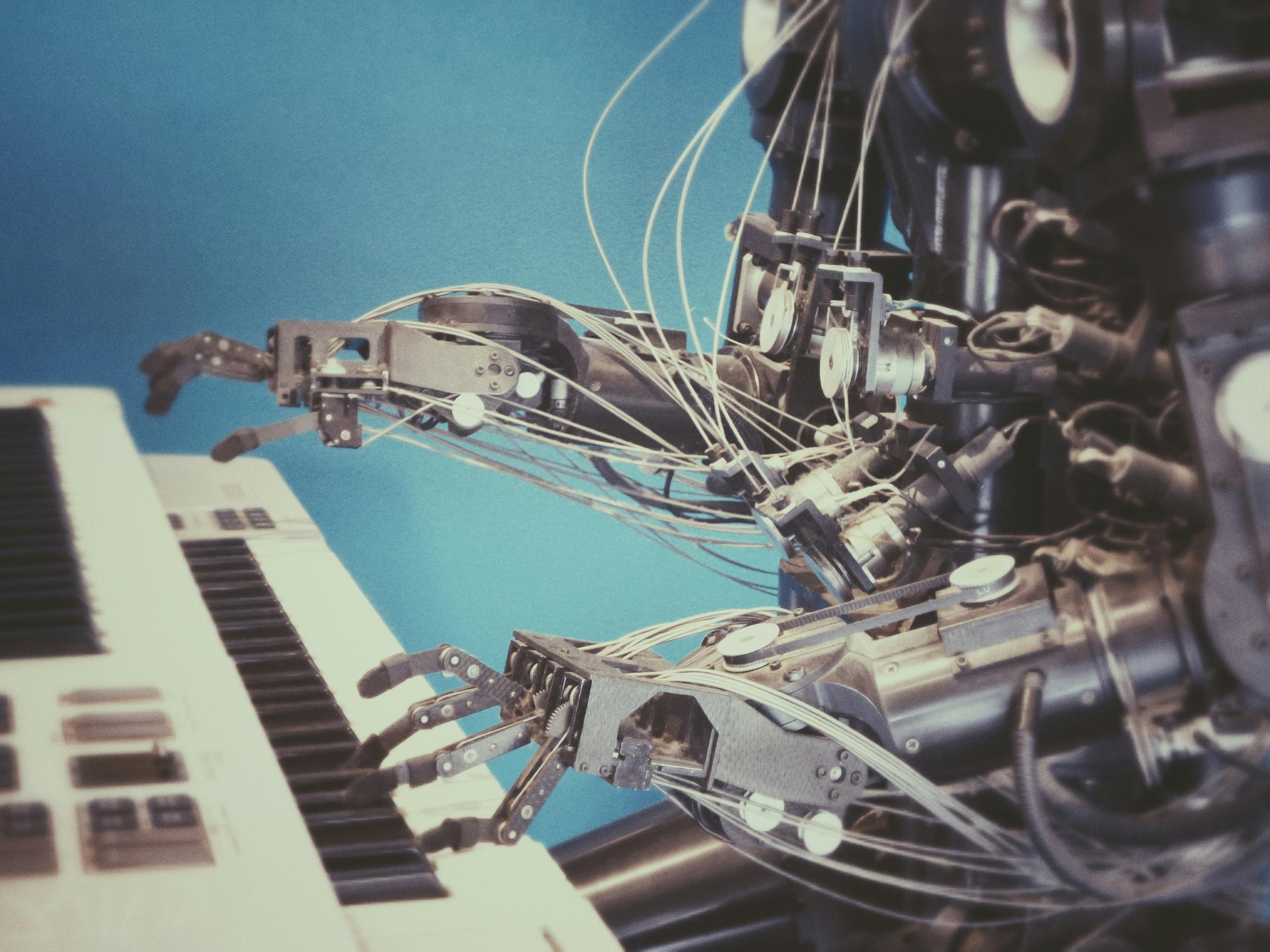 Un robot joue du piano.