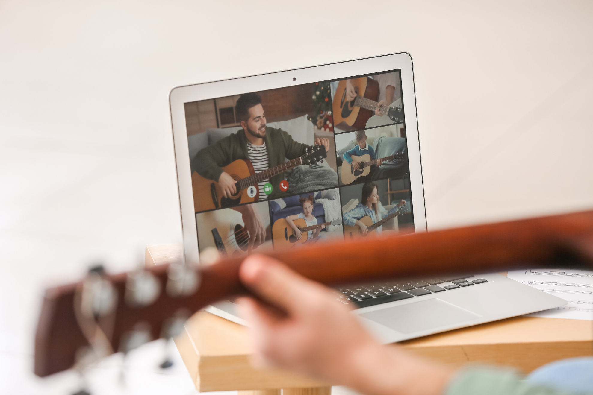 Un cours de guitare en ligne.