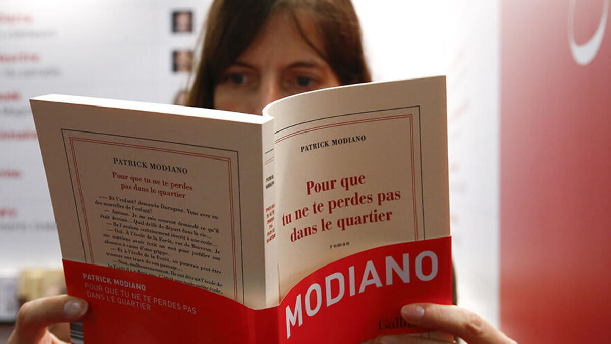 personne en train de lire un livre