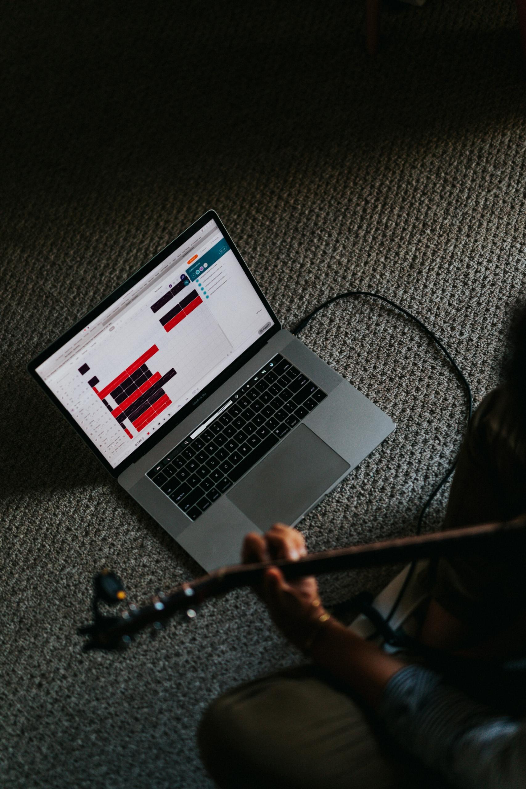 Un ordinateur et une guitare.
