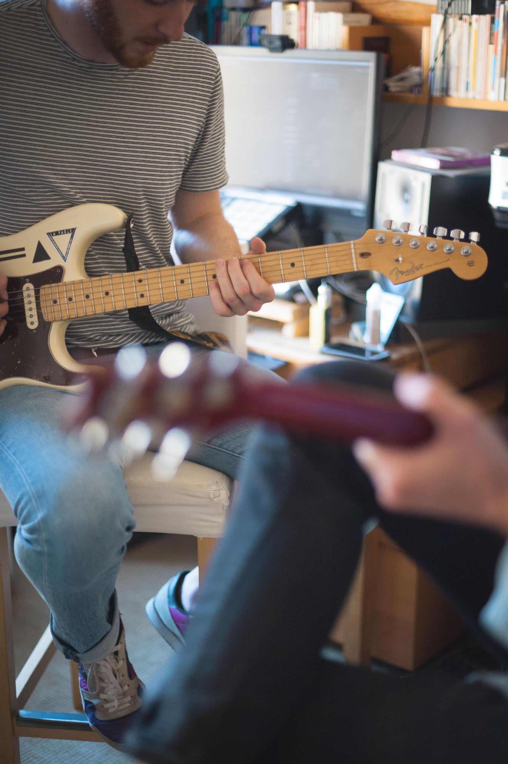 prof et élève qui jouent la guitare 
