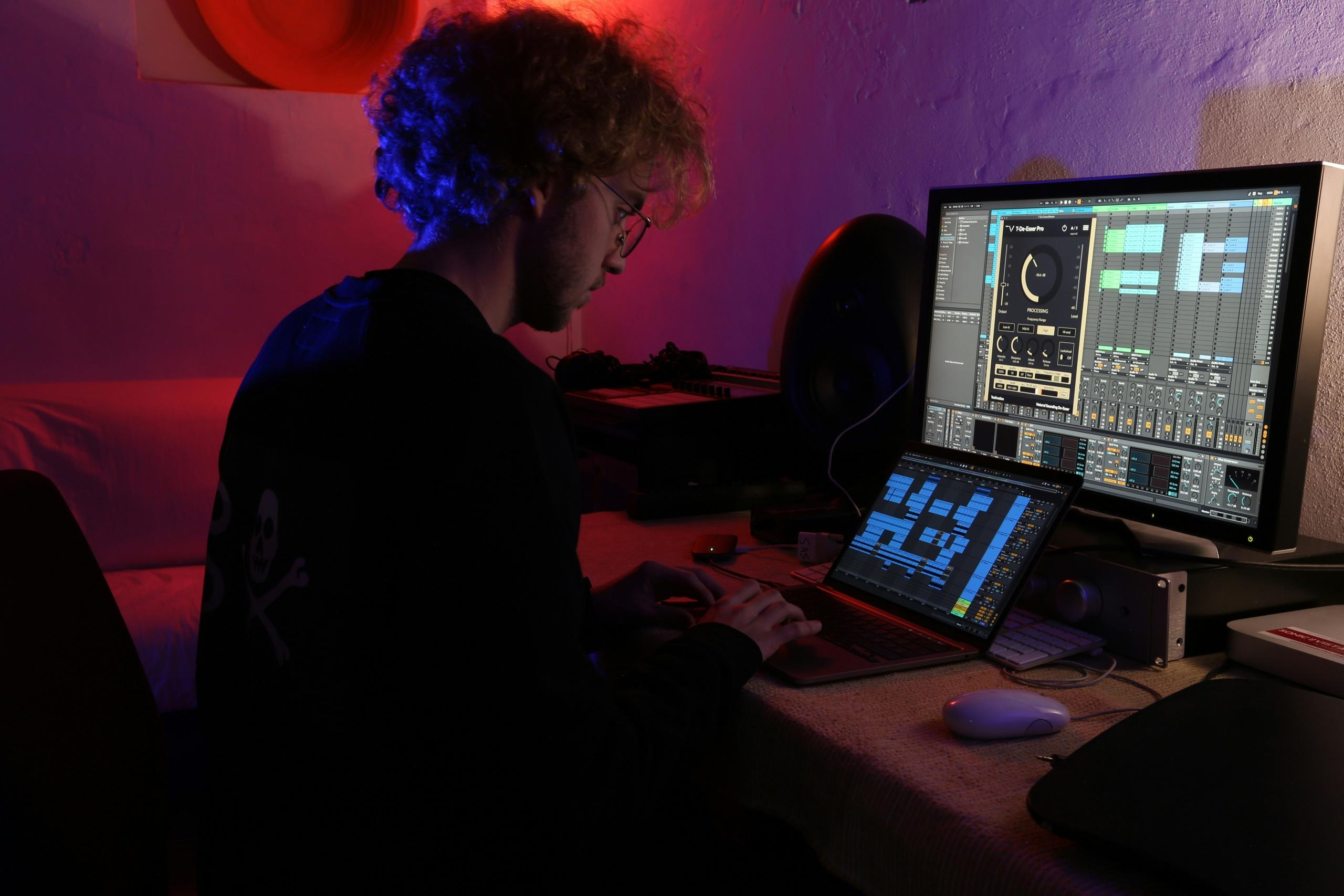 Un sound designer travaille sur son ordinateur.