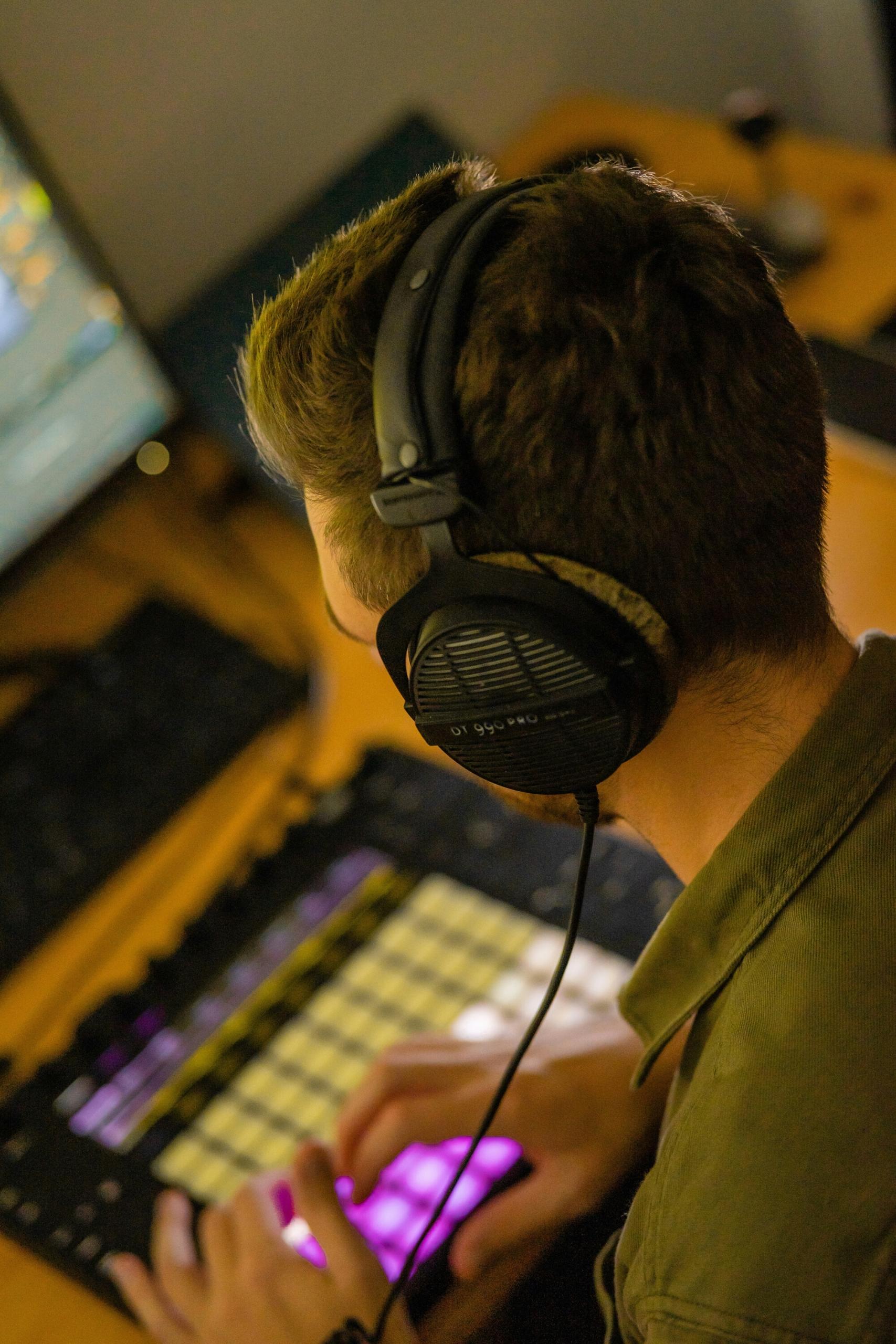 Un sound designer travaille avec un casque.