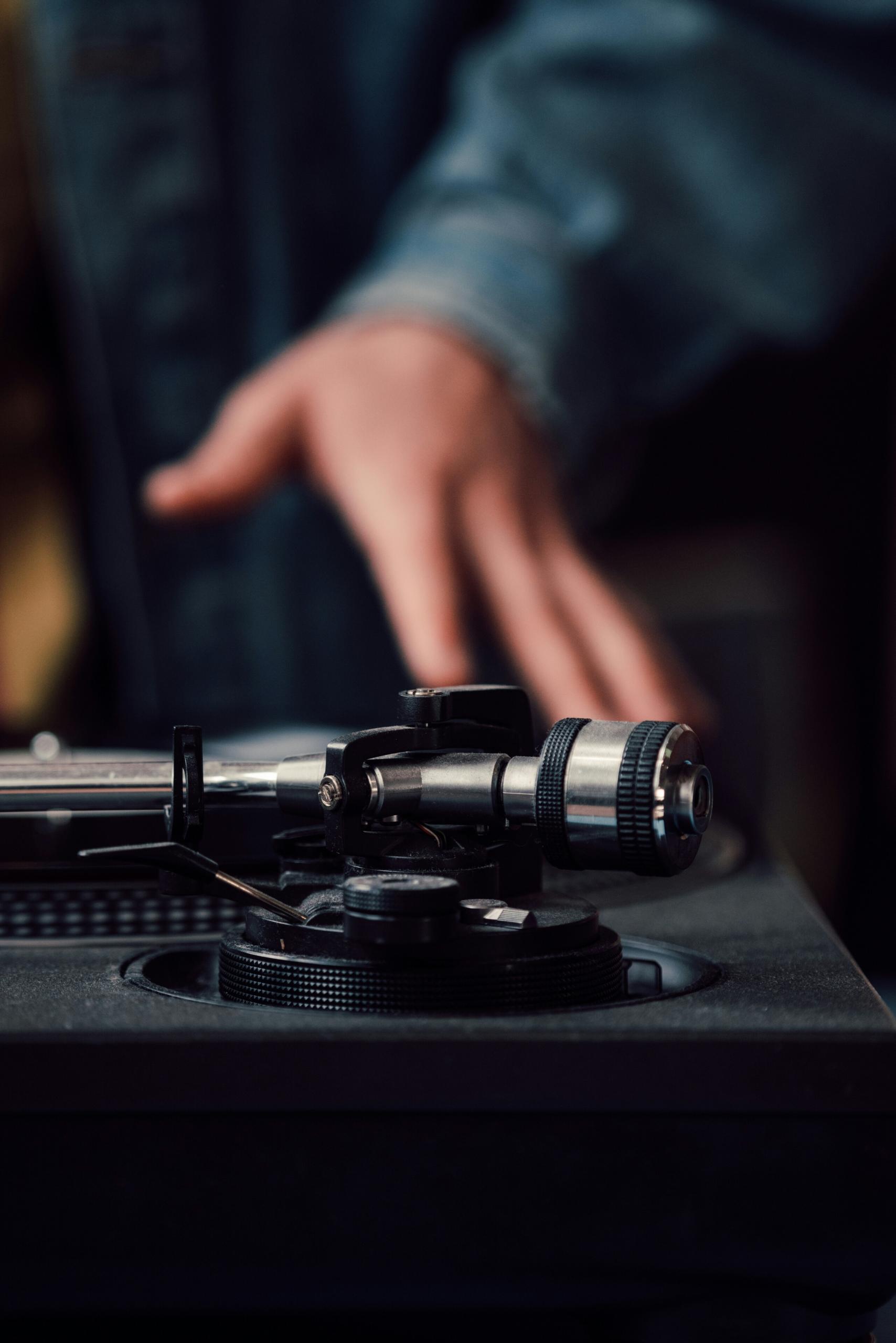 Une main sur une platine de DJ.