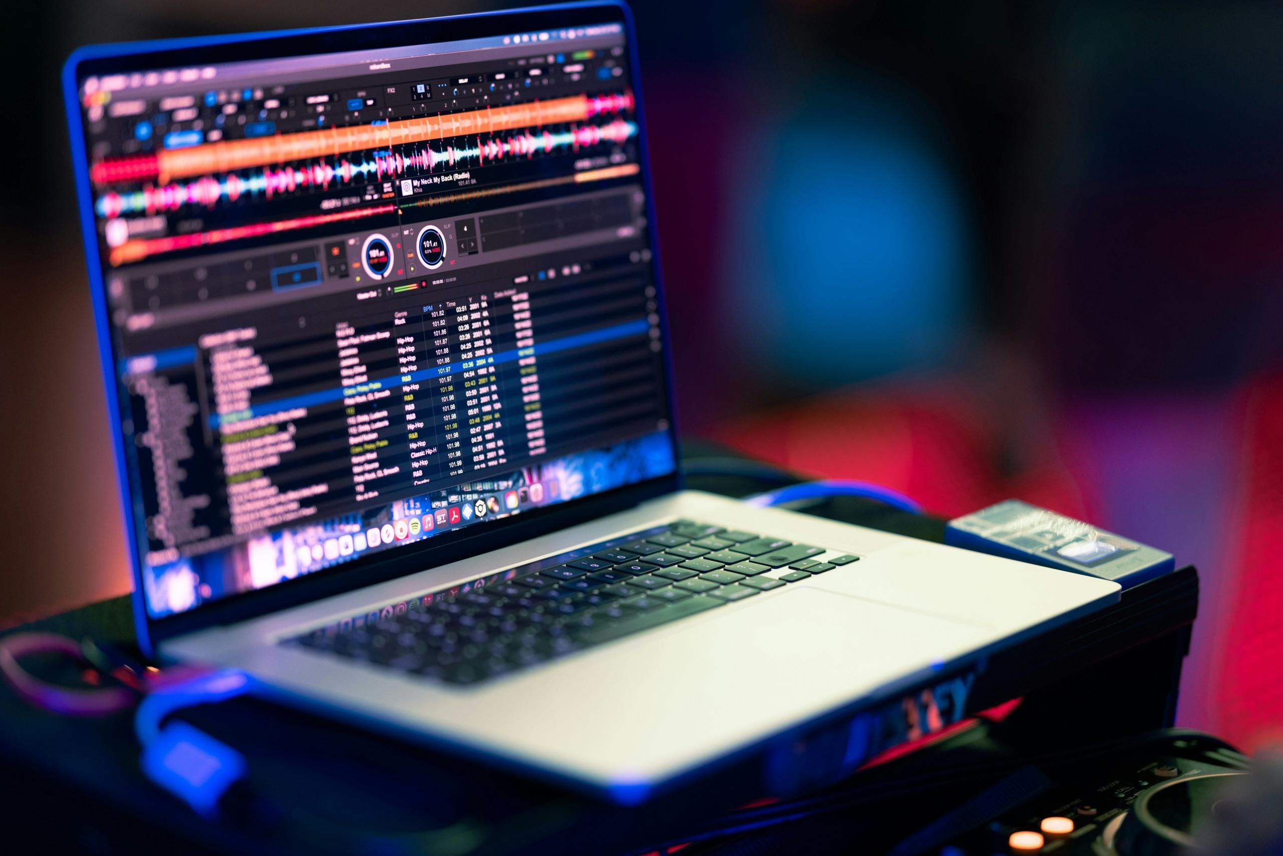 Un logiciel de mixage sur un ordinateur portable.