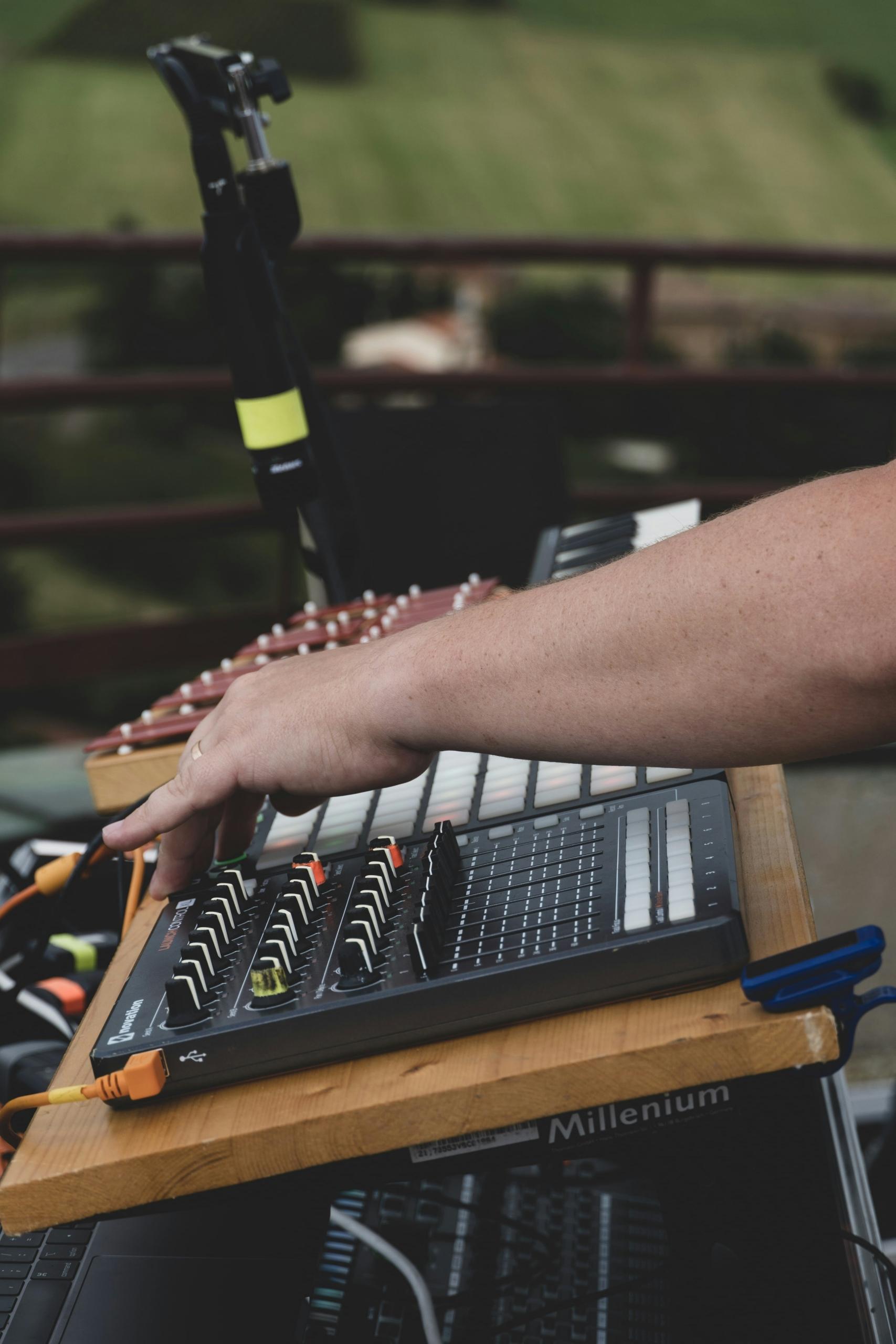 Un DJ mixe sur des platines.