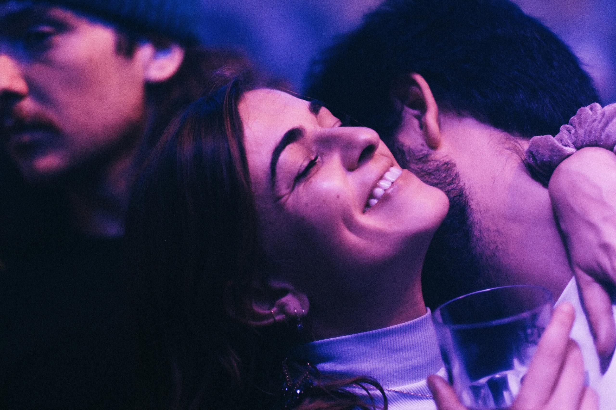 Un couple s'embrasse dans un club.