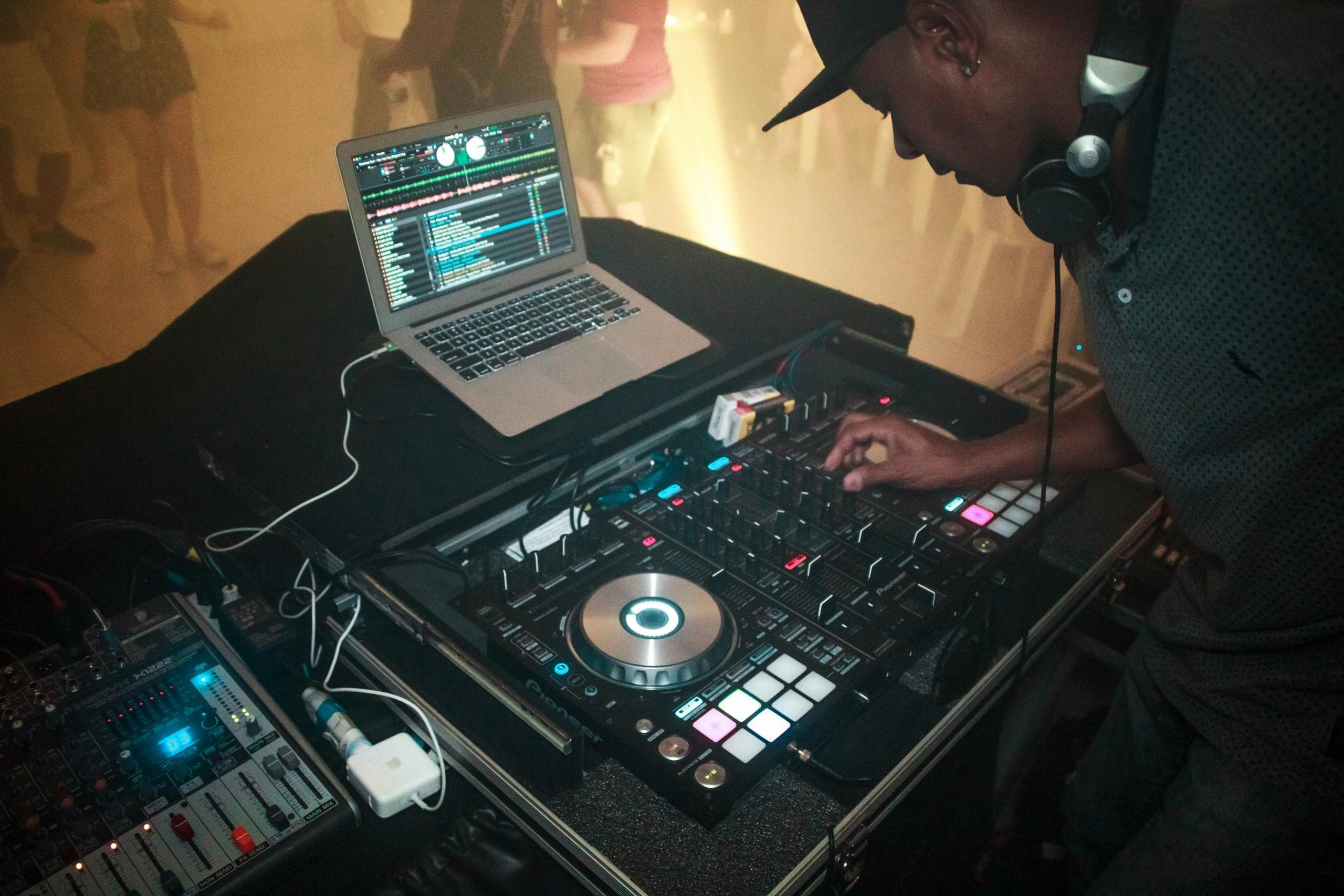 Un DJ sur ses platines.