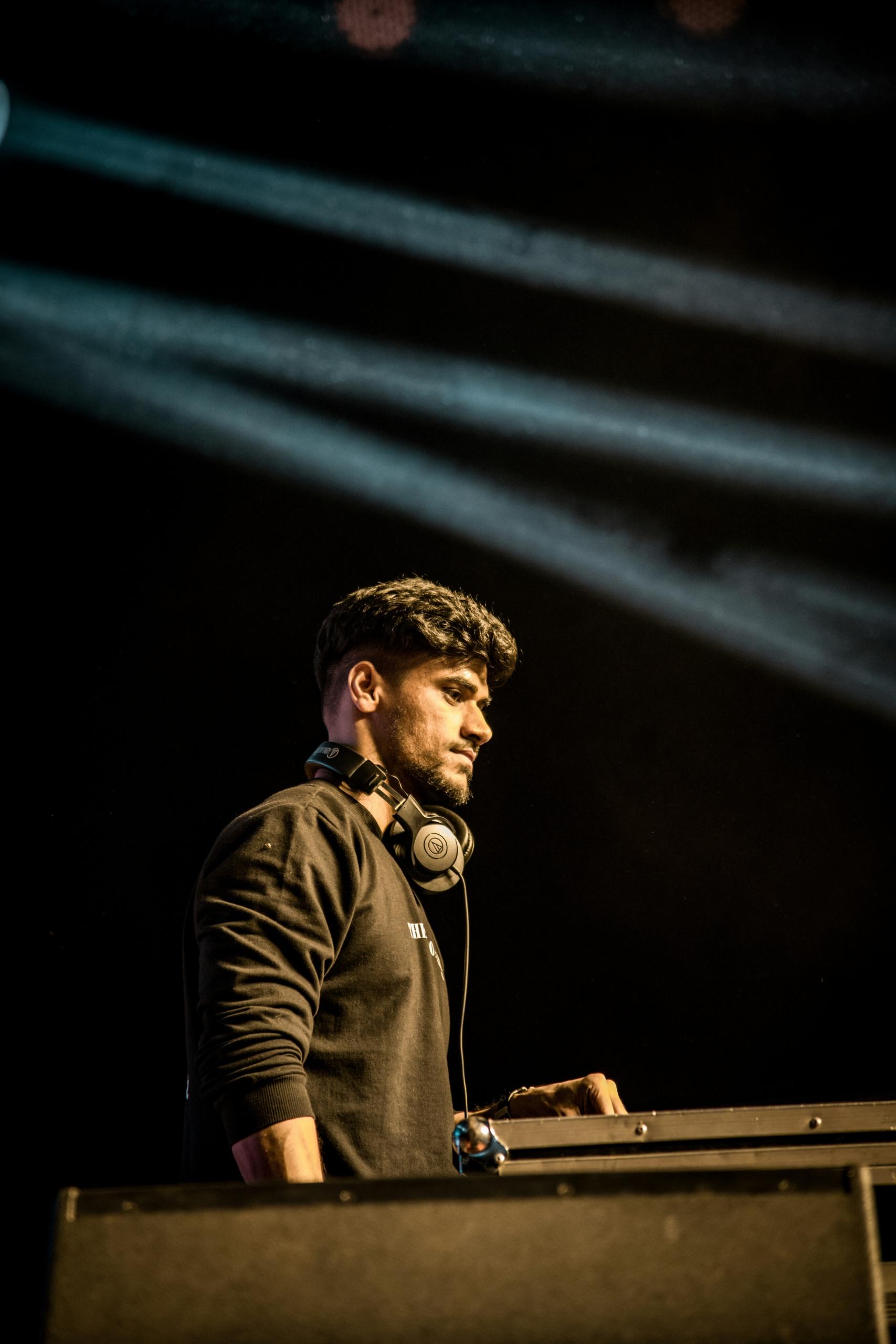 Un DJ performe dans une soirée.
