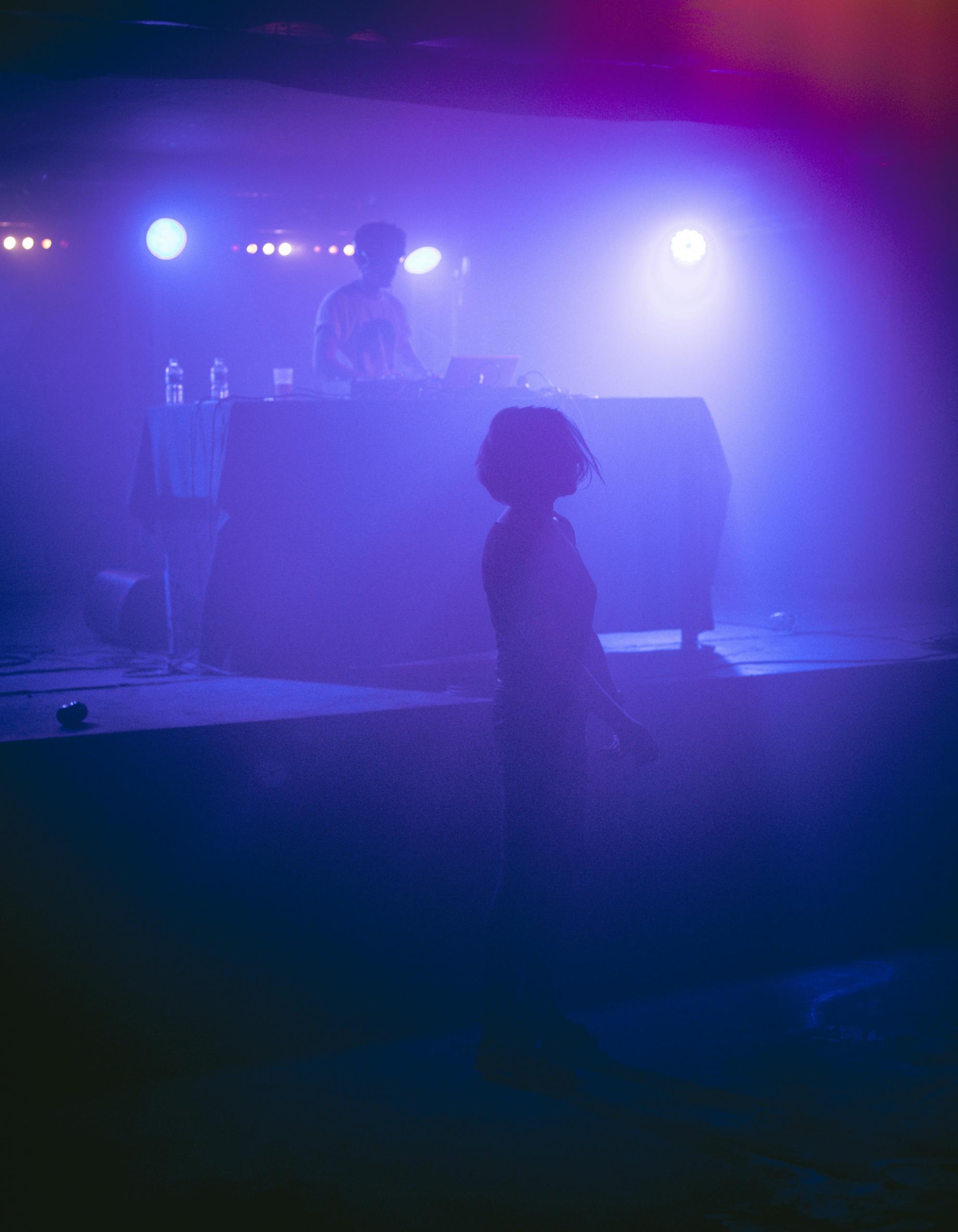Une silhouette qui danse dans un club.