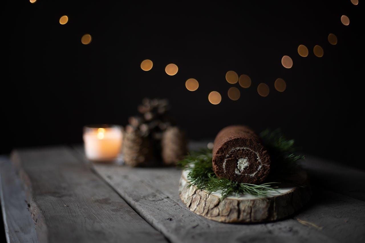 Une bûche de Noël posée sur un morceau de bois.