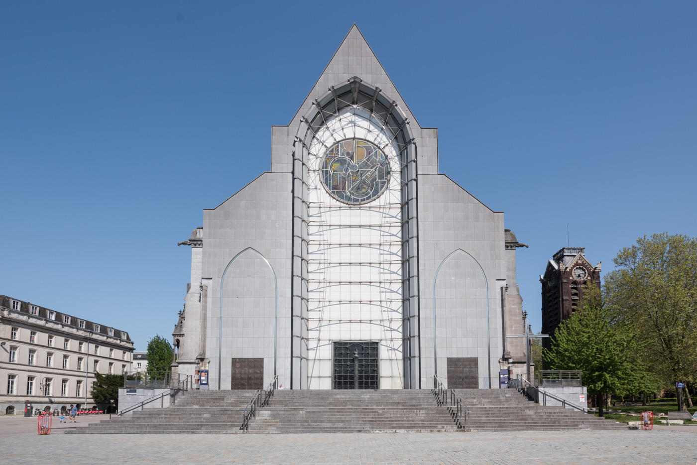 Vue de la facade de la cathédrale de la Treille à Lille
