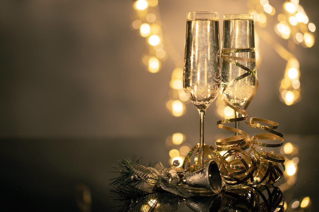Deux coupes de champagne posées sur une table de Noël. 