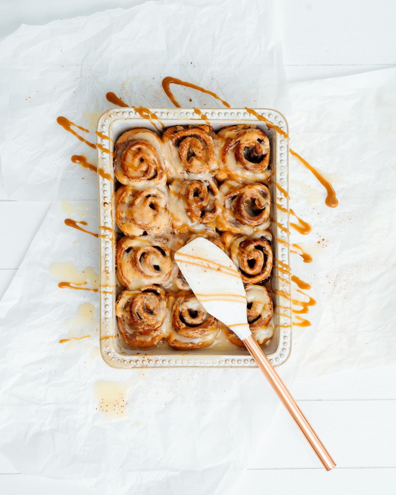 Cinnamon rolls recouverts de caramel fondu dans un plat