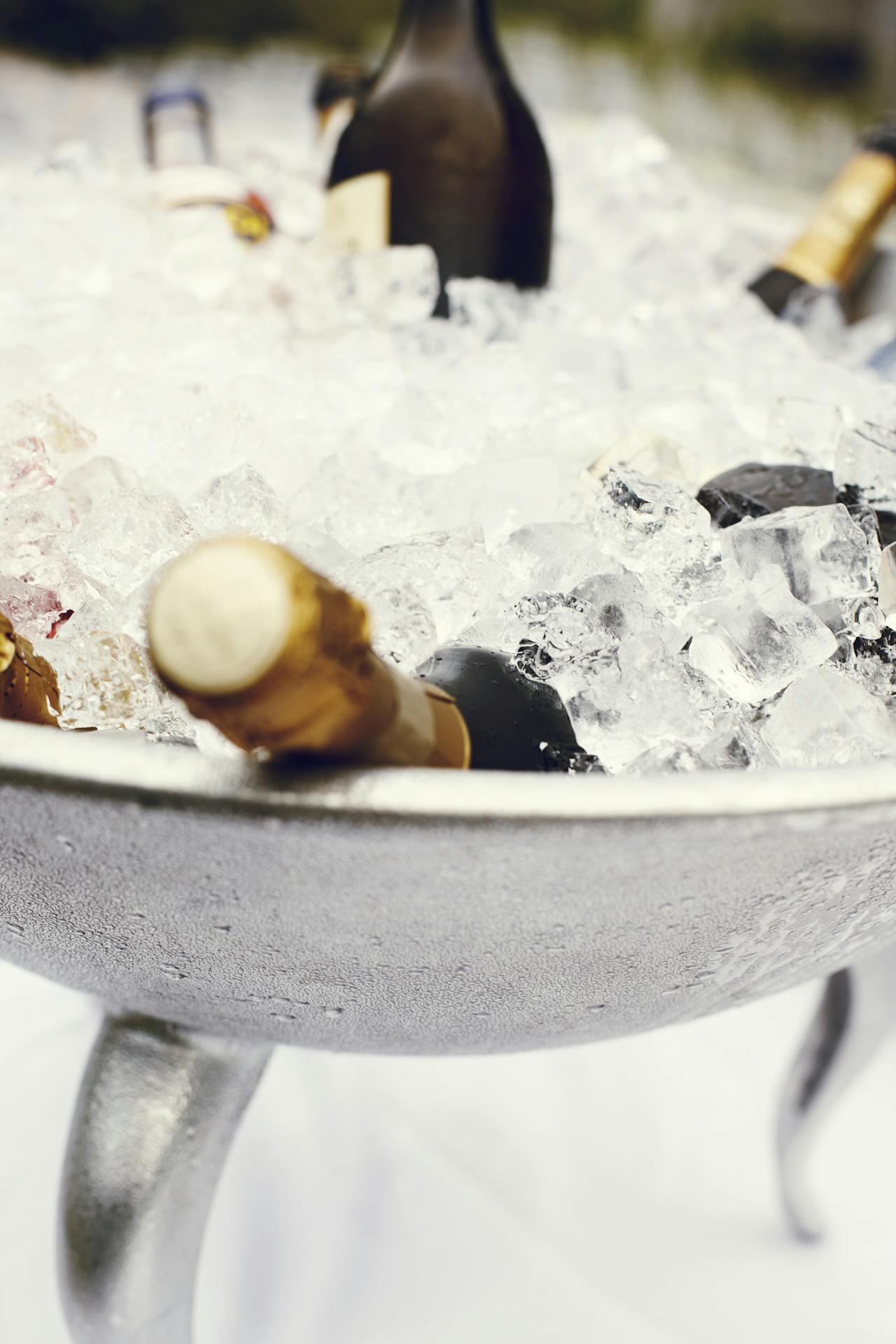 Bouteilles de champagne posées dans de la glace. 
