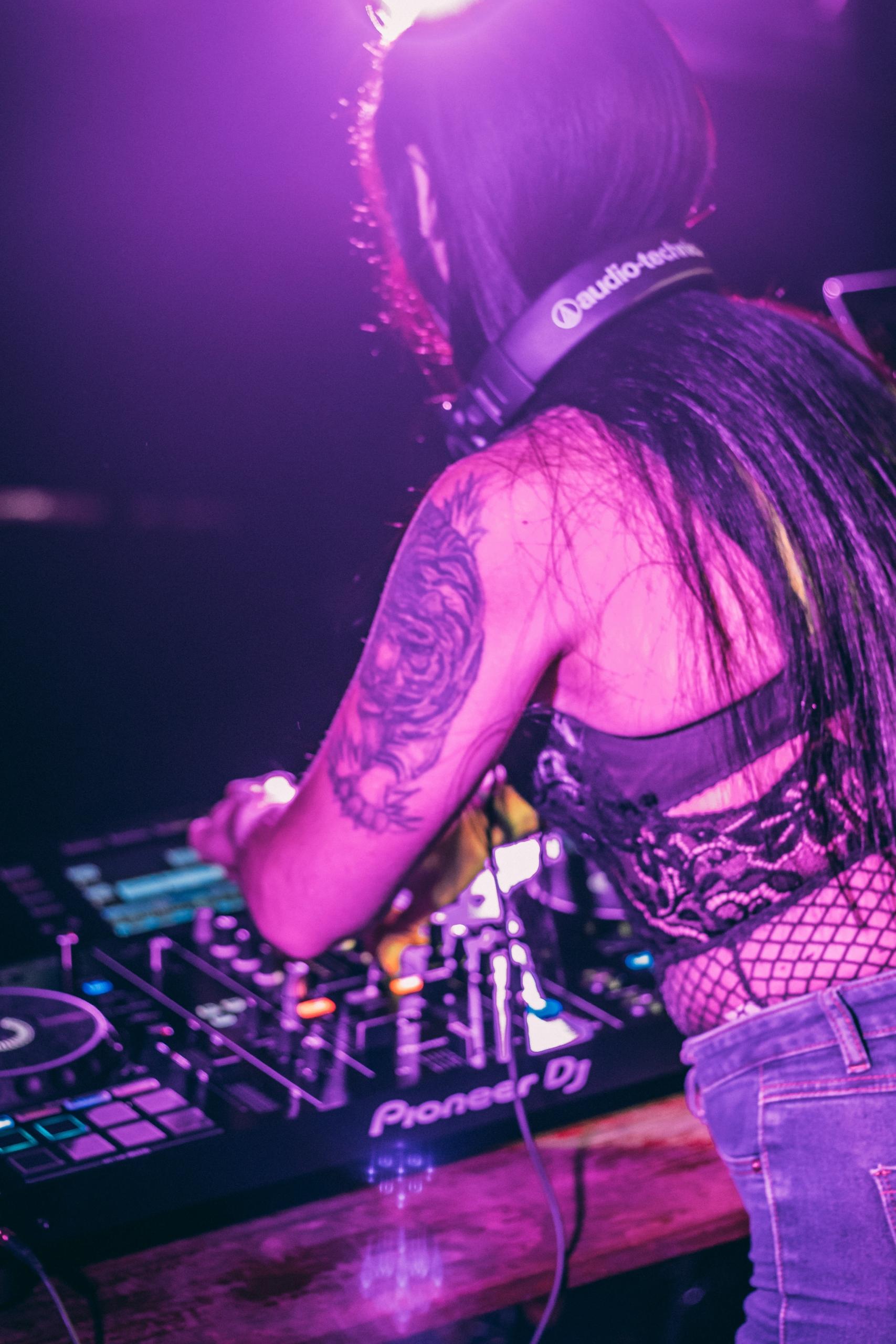 Une DJ mixe en soirée.