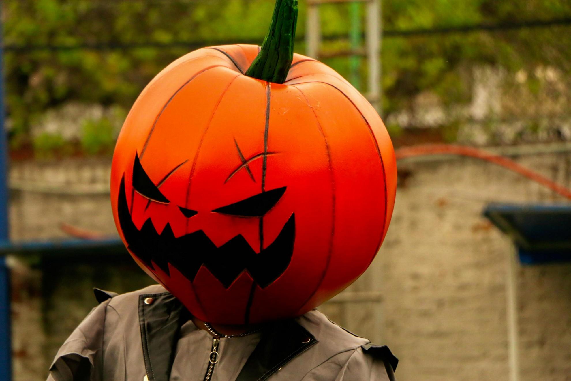 Une personne avec un costume de citrouille.