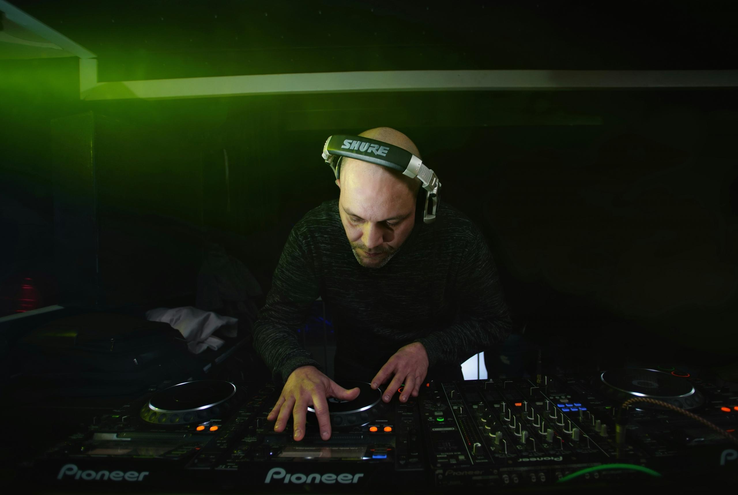Un DJ en train de mixer.