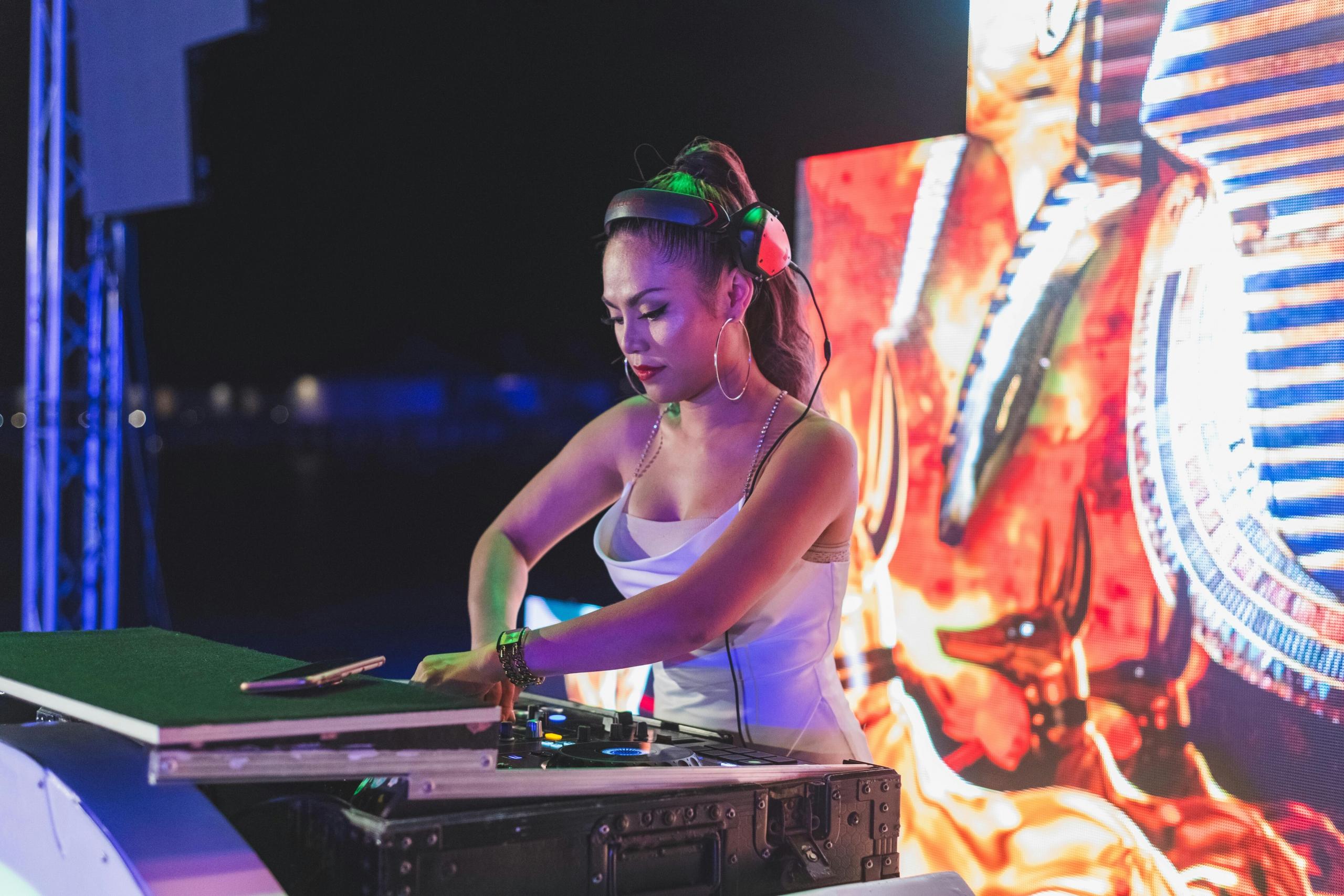Une DJ travaille dans un festival.