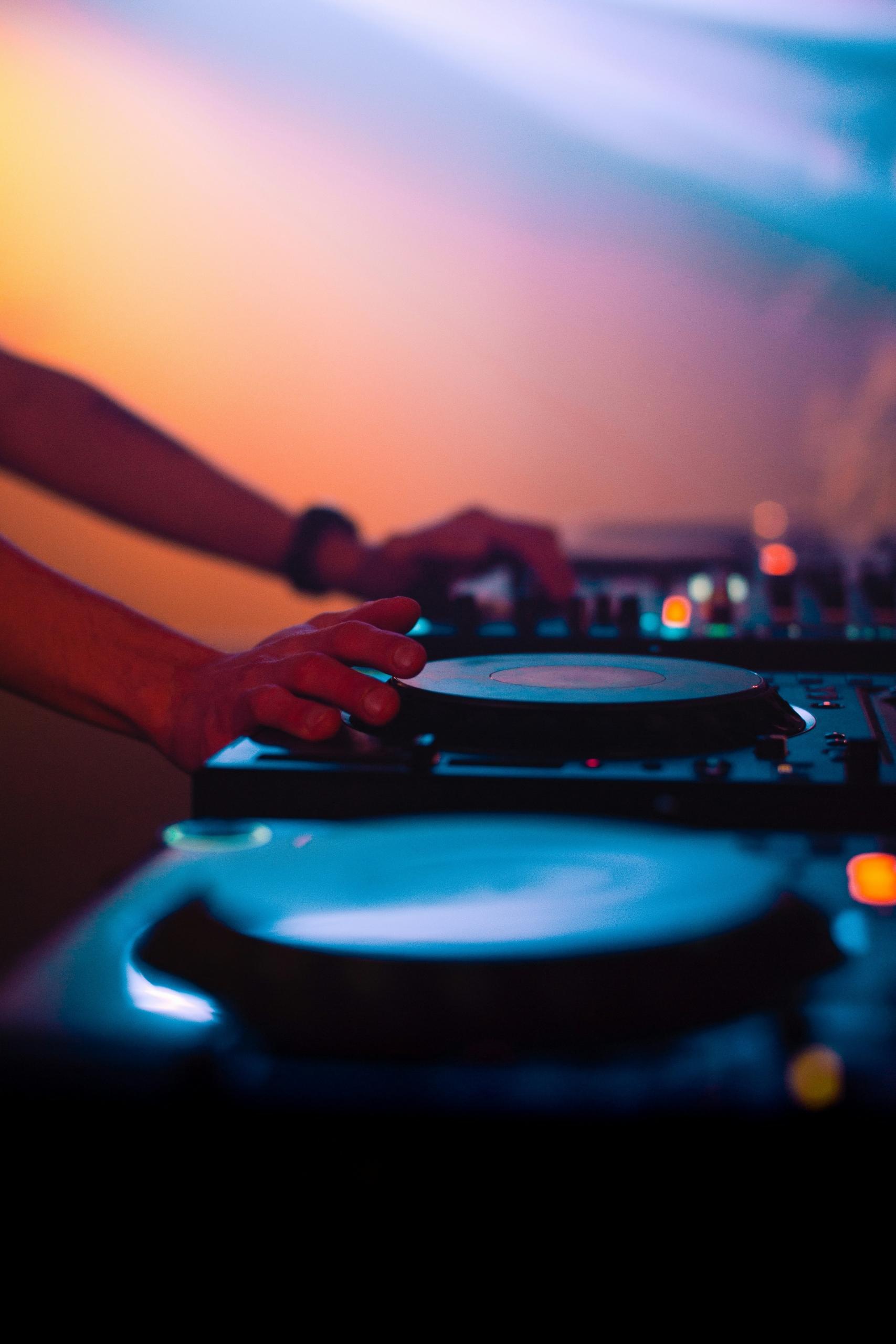 Deux platines de DJ.
