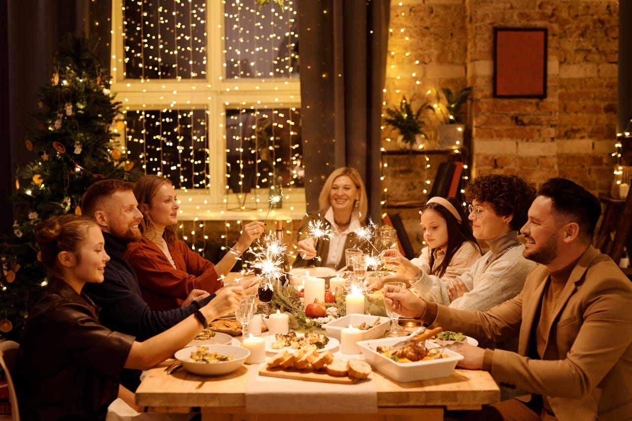 Famille attablée qui trinque pour célébrer Noël.