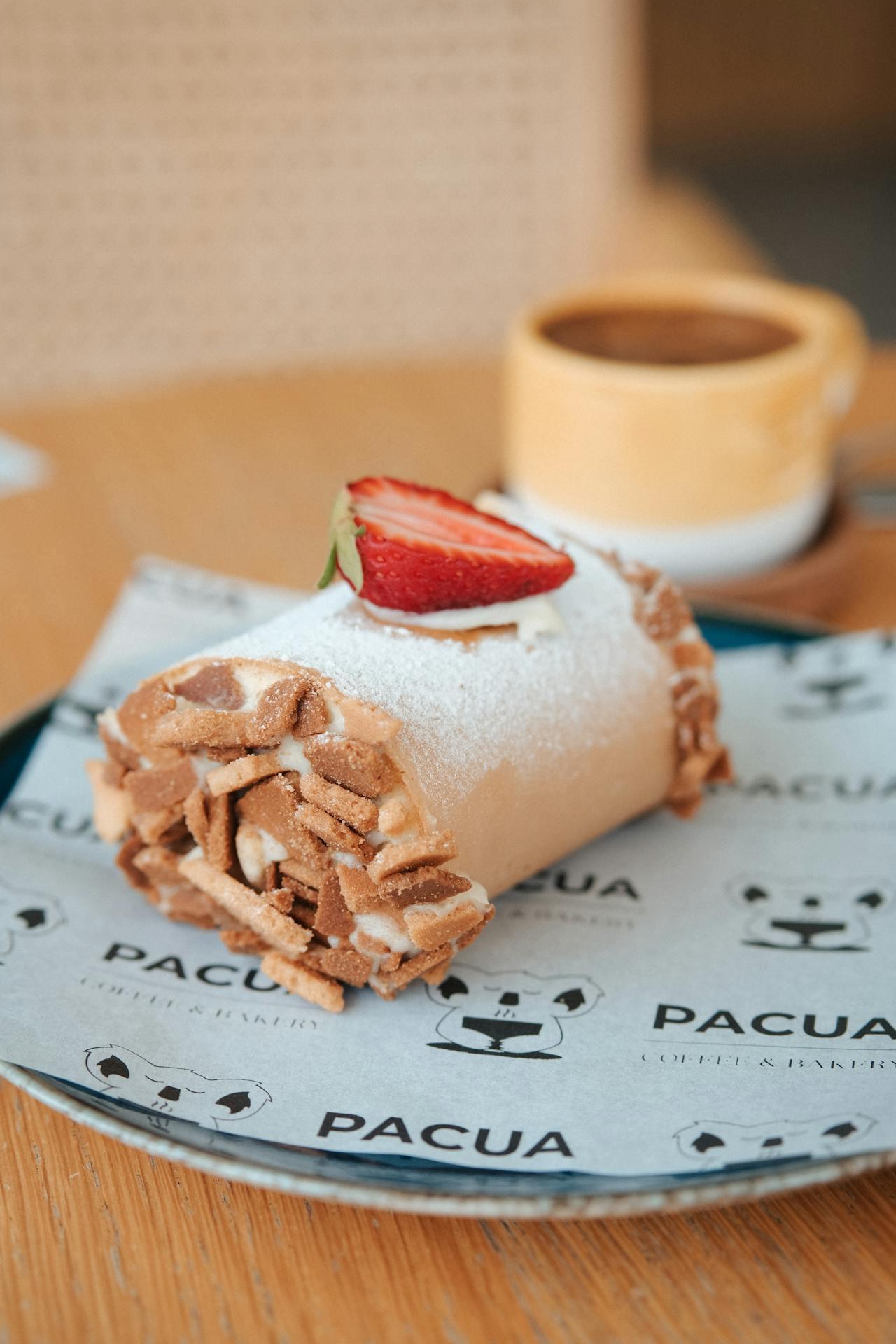 Morceau de bûche de Noël aux fraises. 