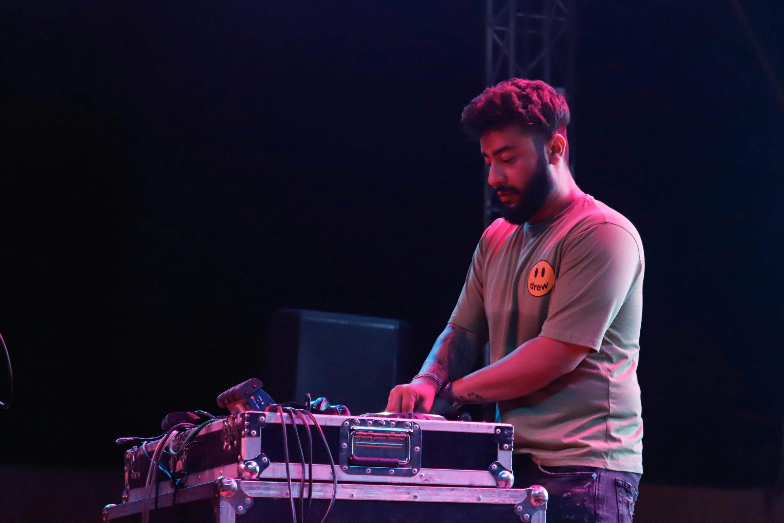 Un DJ mixe en soirée.