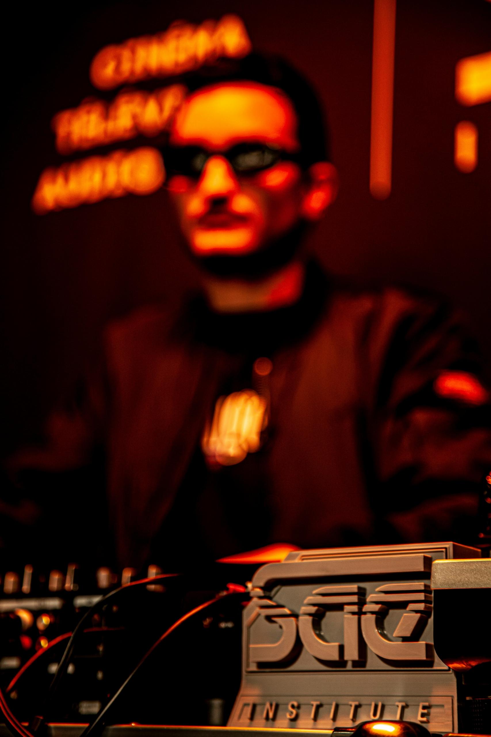 Un DJ parisien mixe.