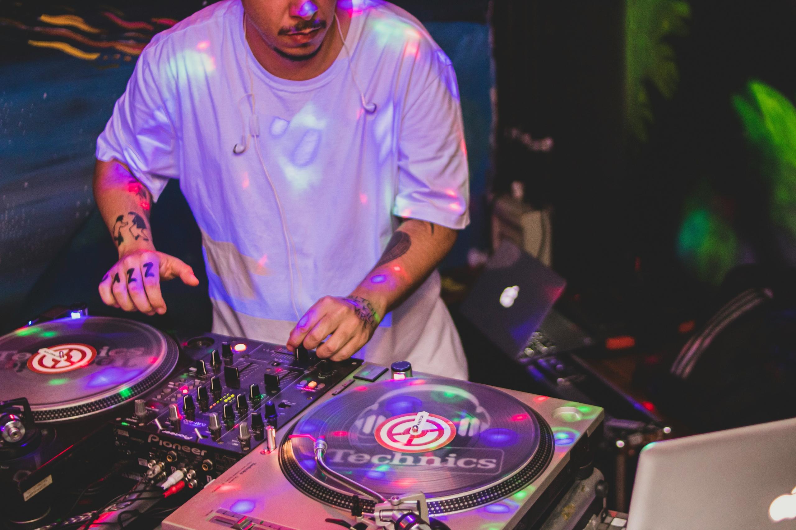 Un DJ travaille en pleine soirée.