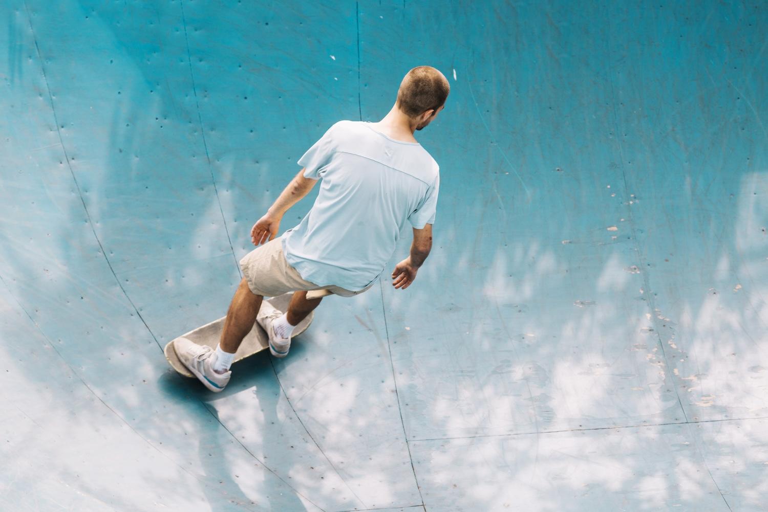 Un homme qui skate sur un module en t-shirt.