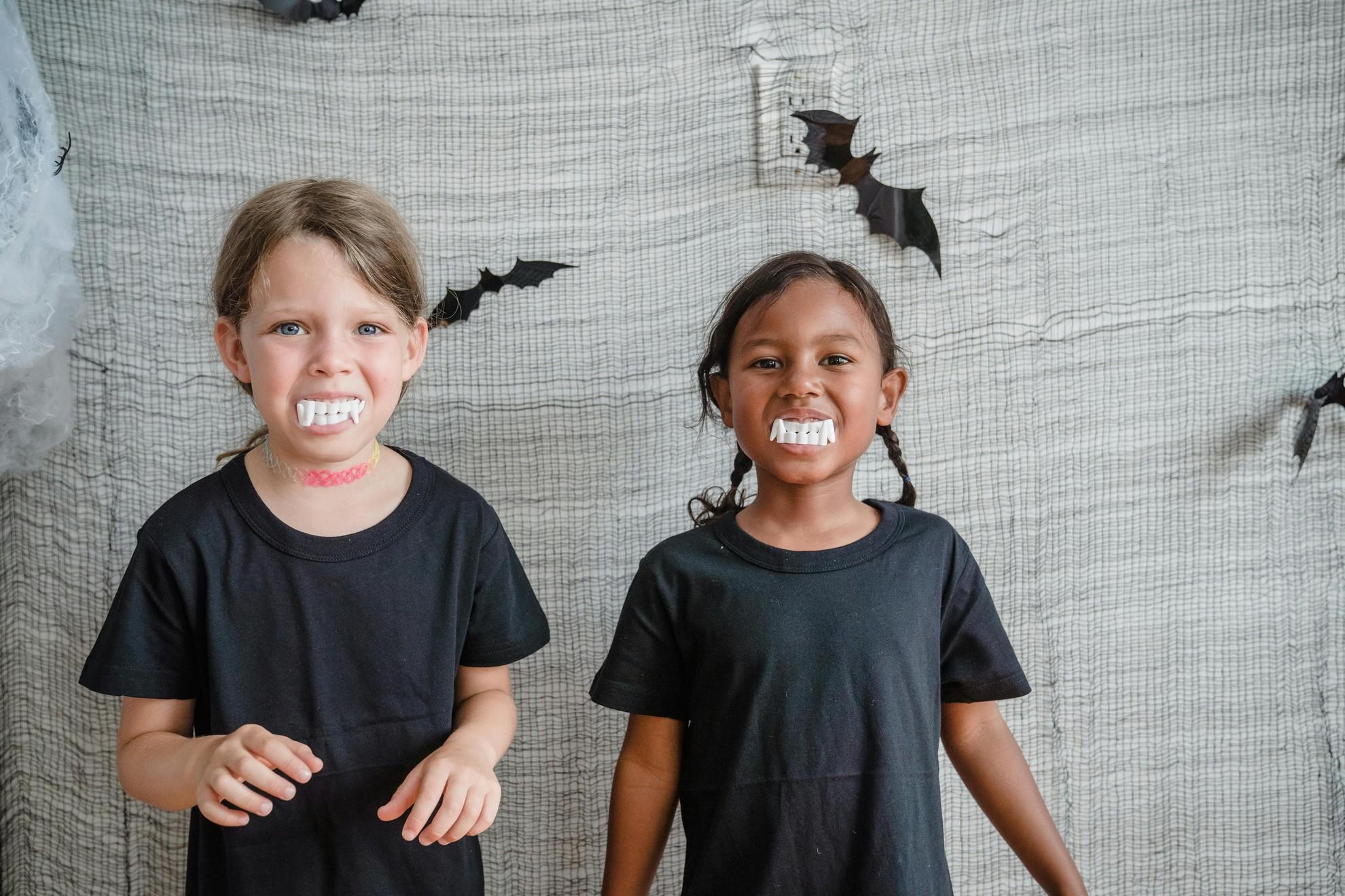 Deux fillettes pour Halloween.