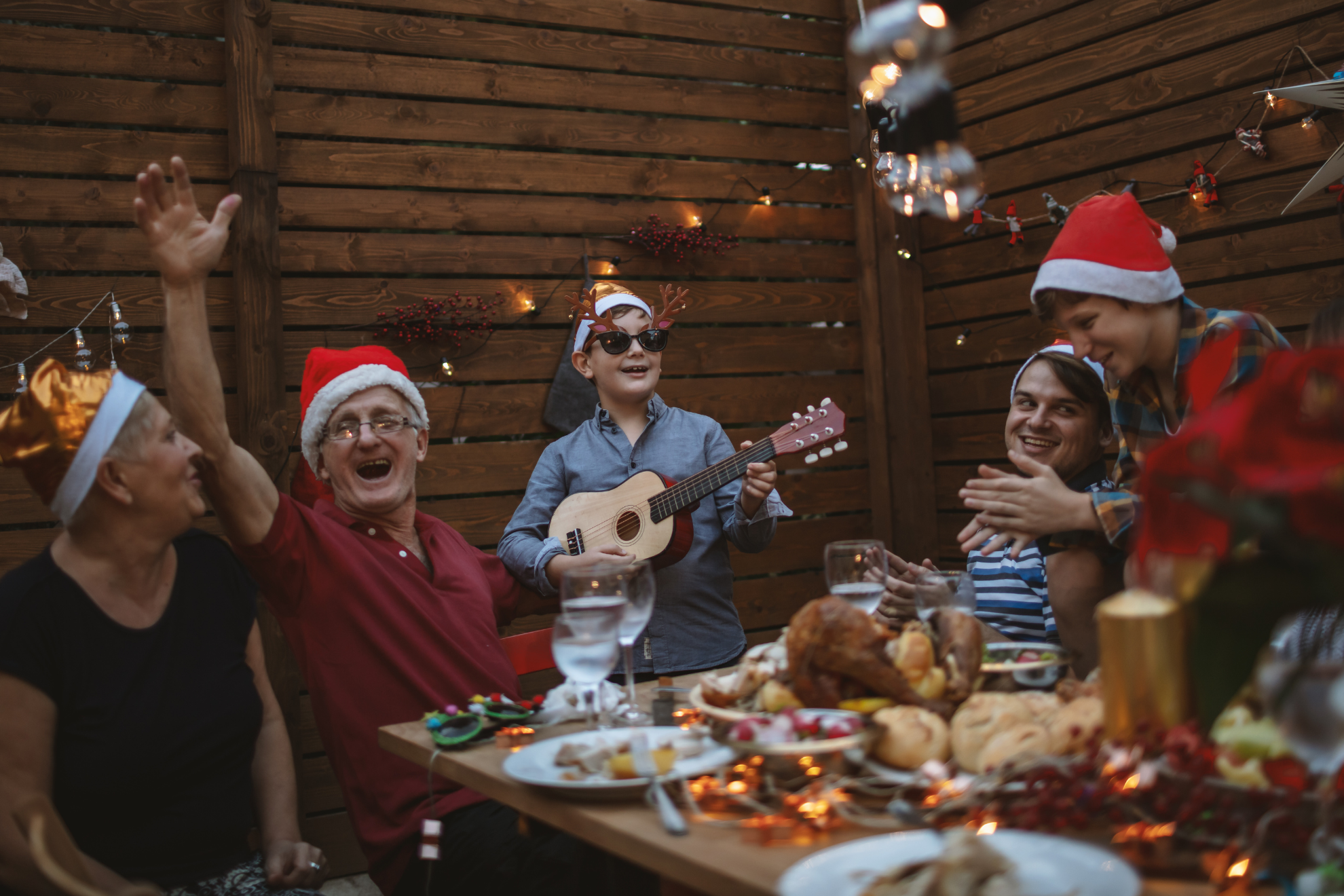 Une famille en train de s'amuser durant le repas de Noël.