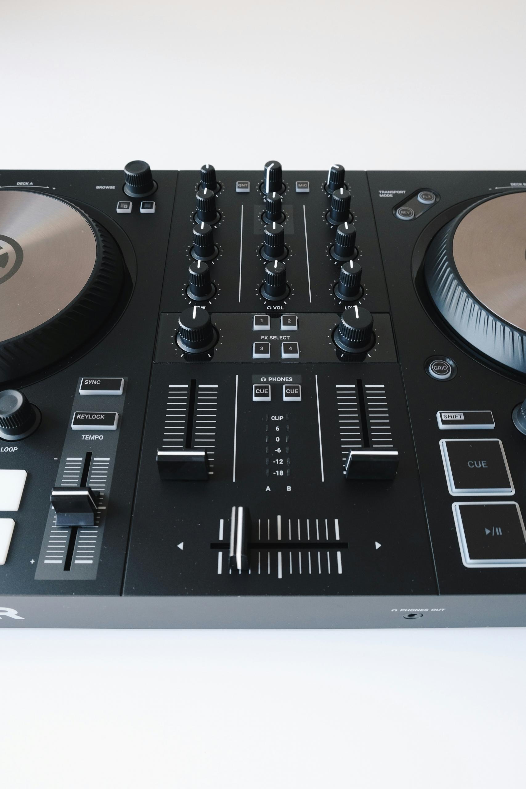 Des platines de DJ.