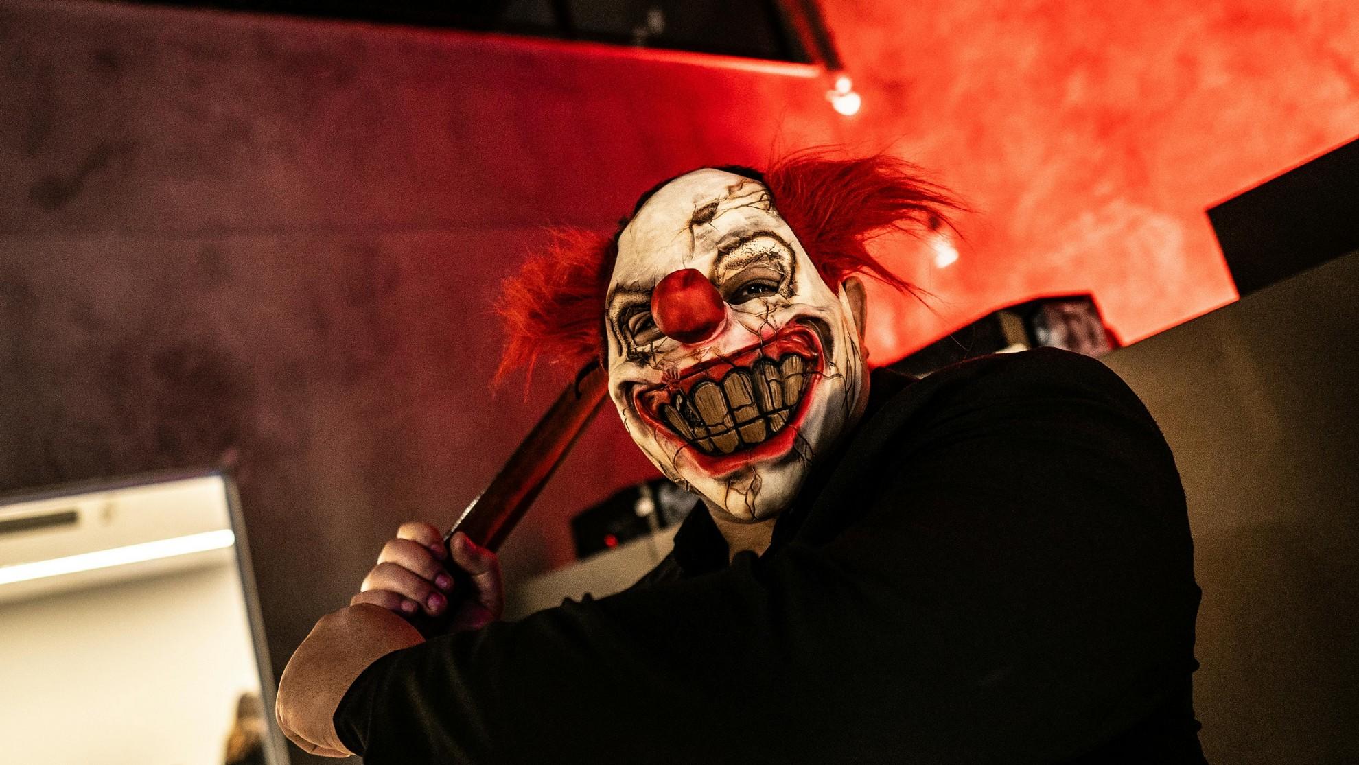 Un costume de clown effrayant.