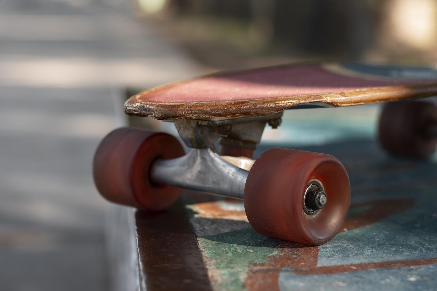 Un skate est posé sur un élément dans la rue.