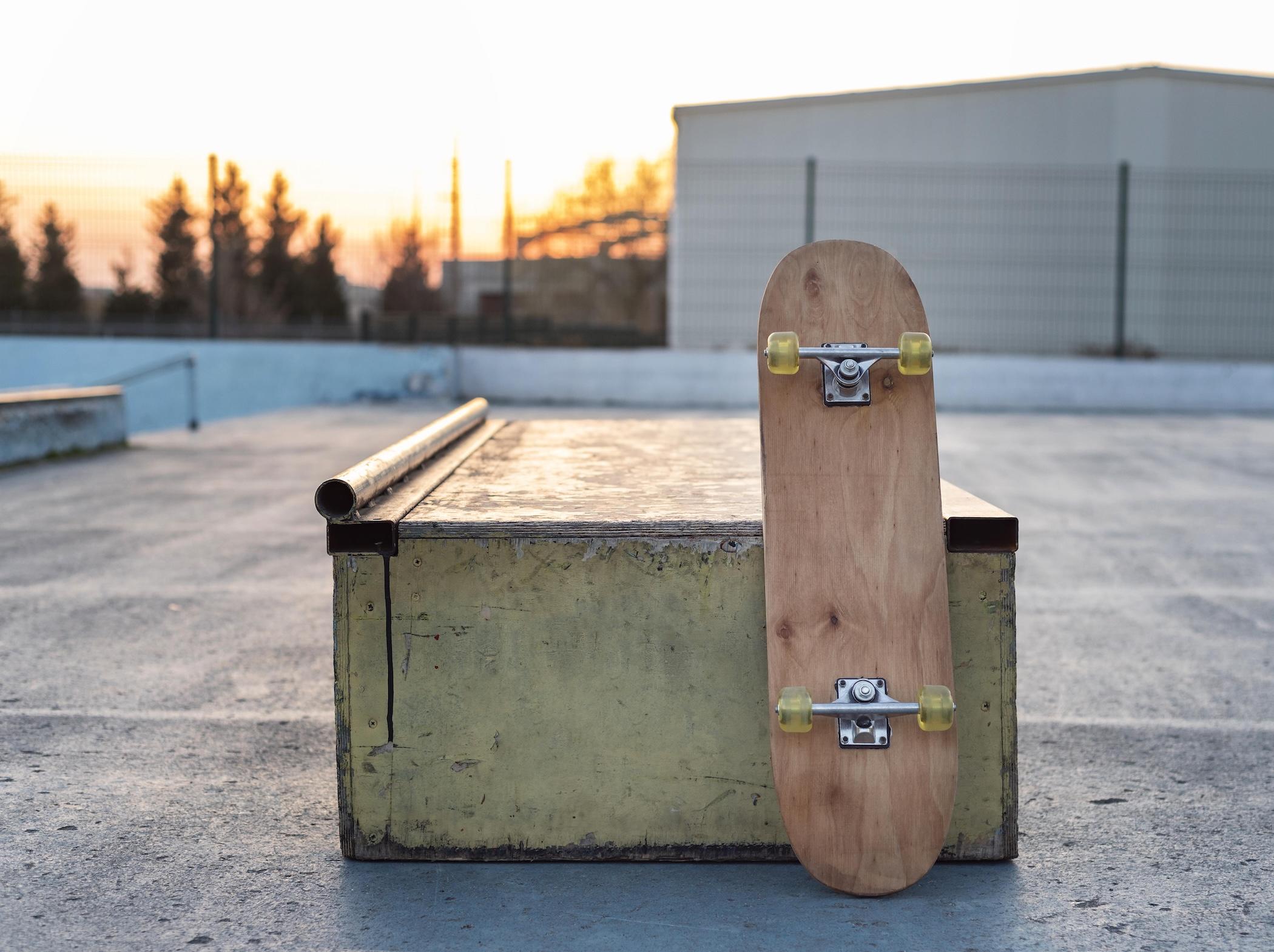 Une planche de skate est posé sur un module dans un skatepark.