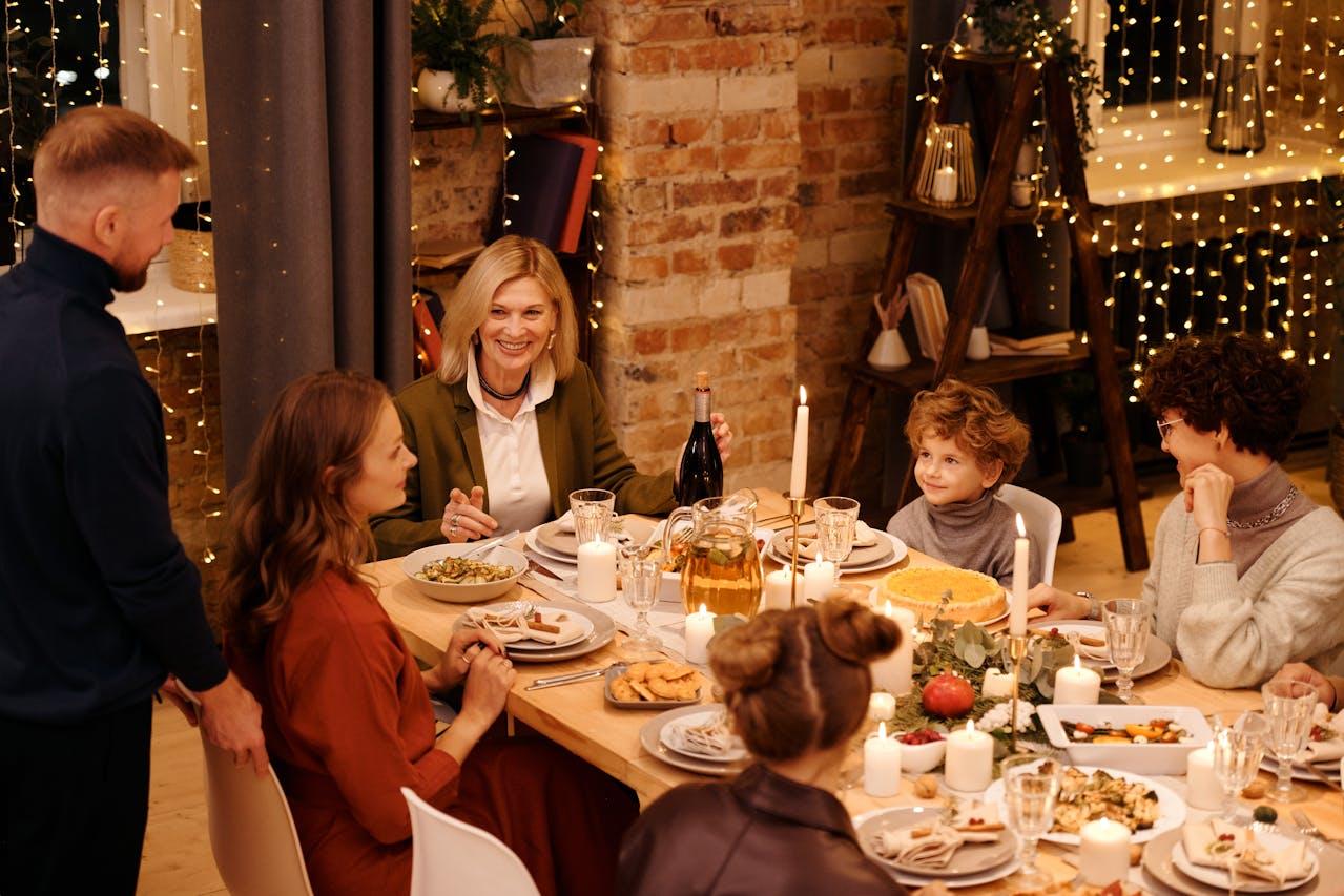 Table de Noël avec une famille profitant du repas tous ensemble.