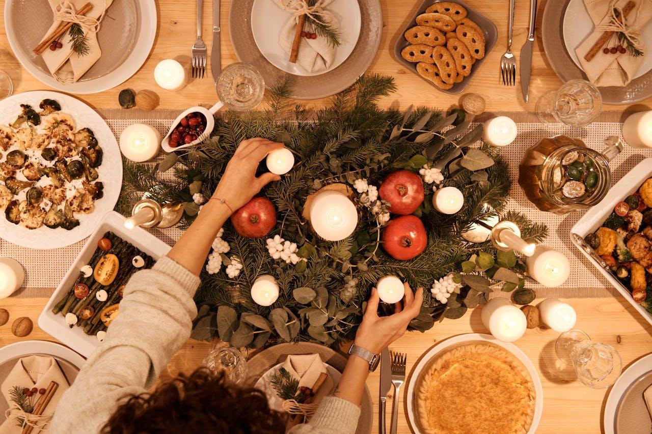 Une table de fêtes vue d'en haut.
