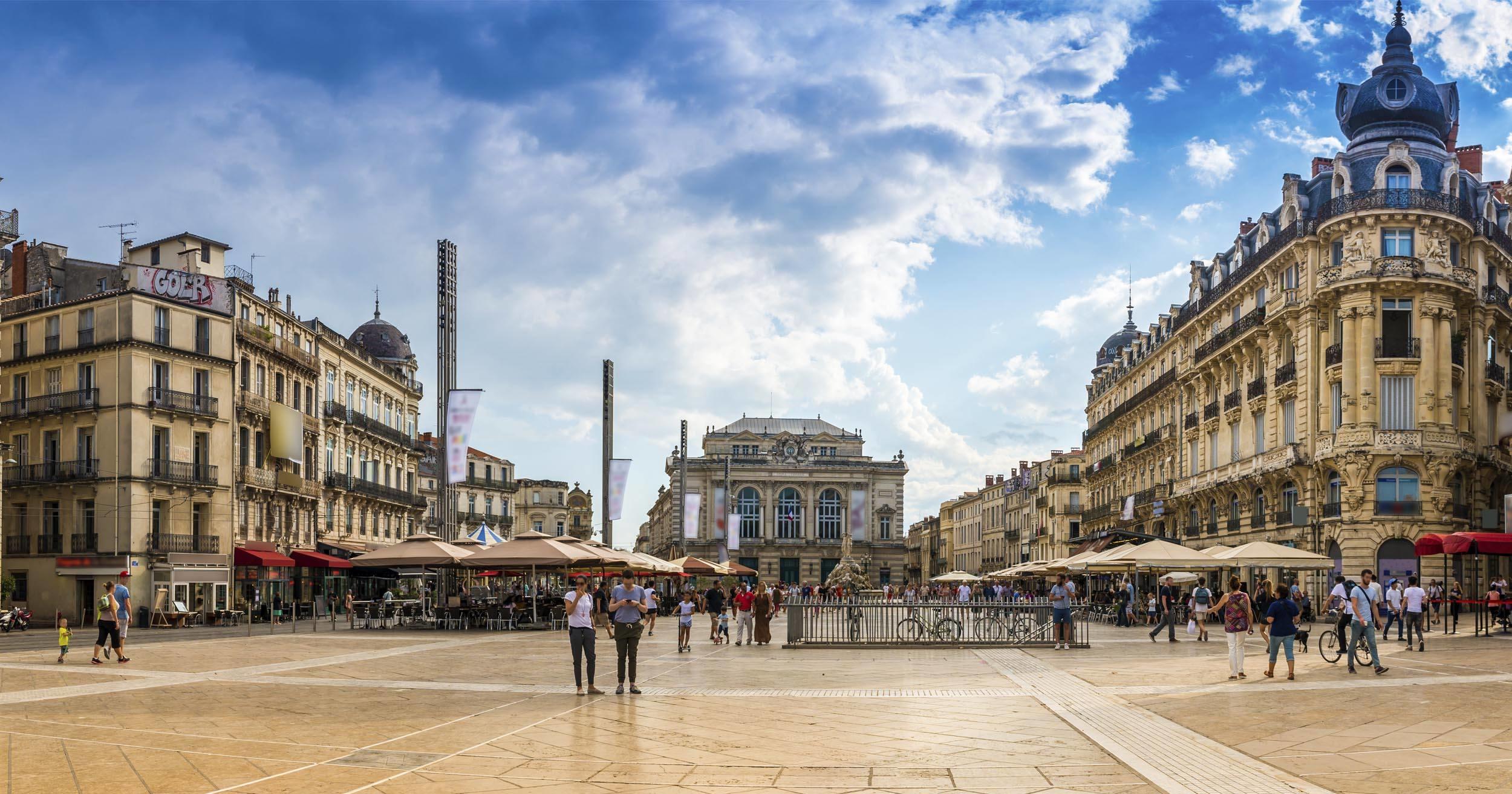 Vue de la place de la Comédie à Montpellier en plein jour
