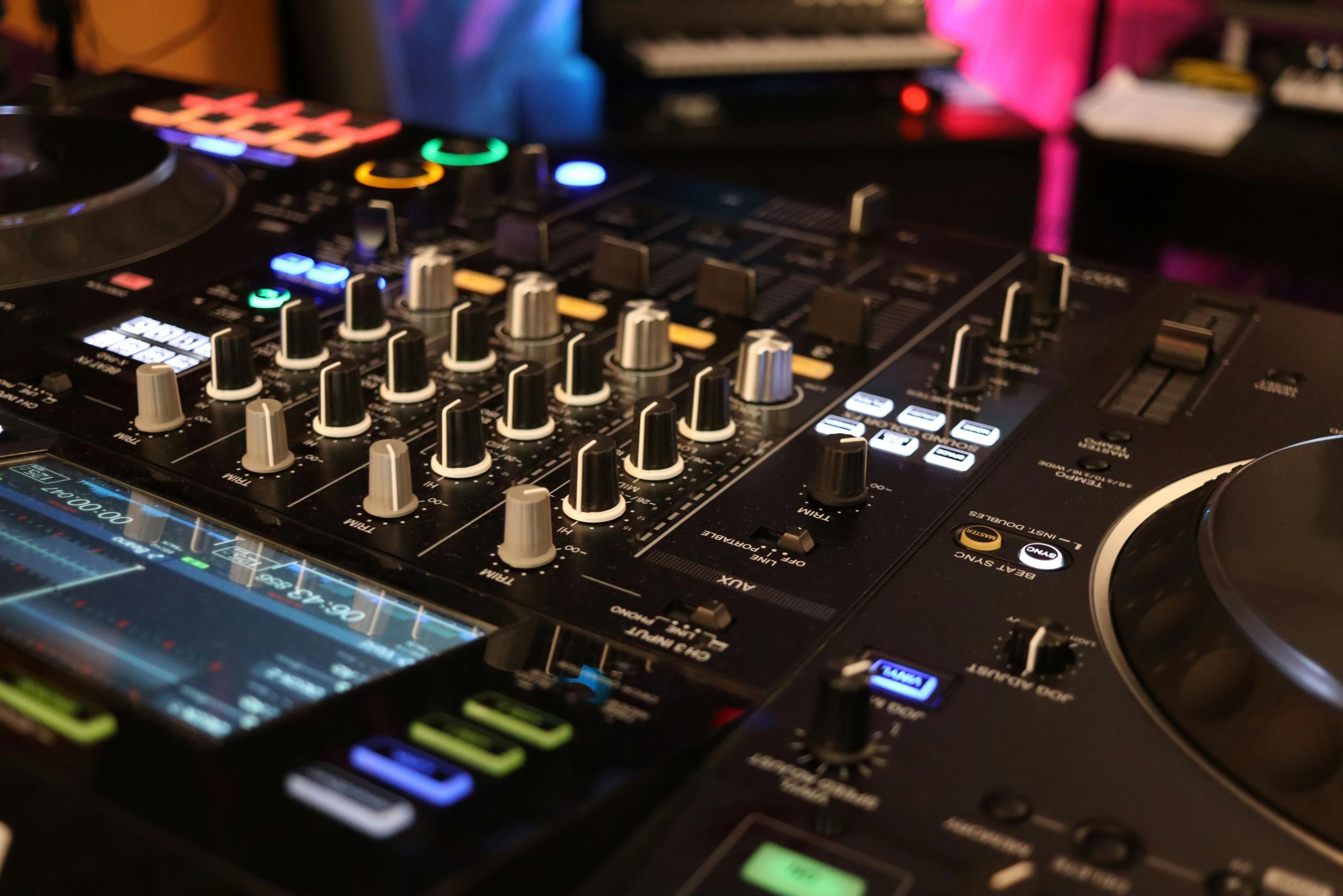 Des platines de DJ.