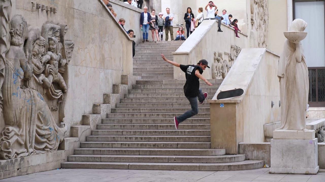 Un skateur fait une figure sur les marches du Palais de Tokyo à Paris.