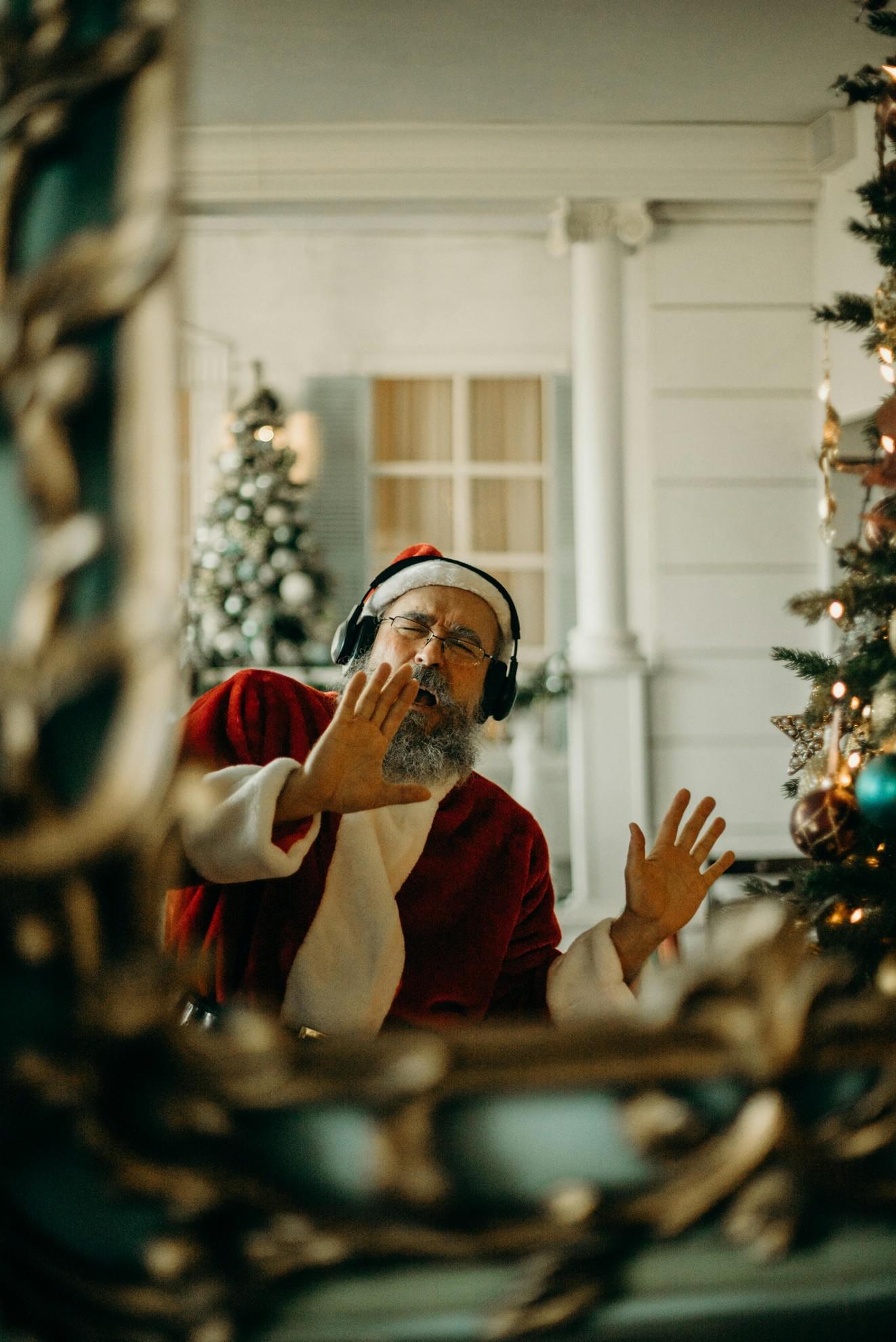 Un père Noël en train de chanter.