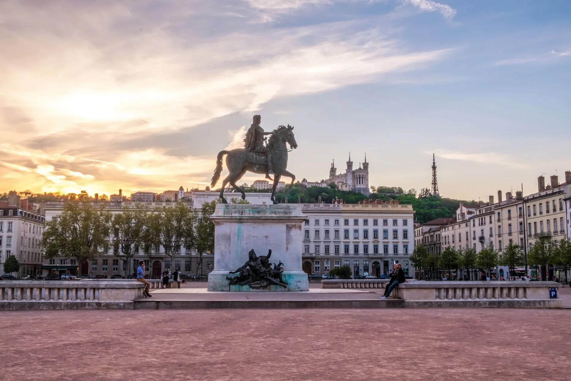 Vue de la place Bellecour au coucher du soleil à Lyon