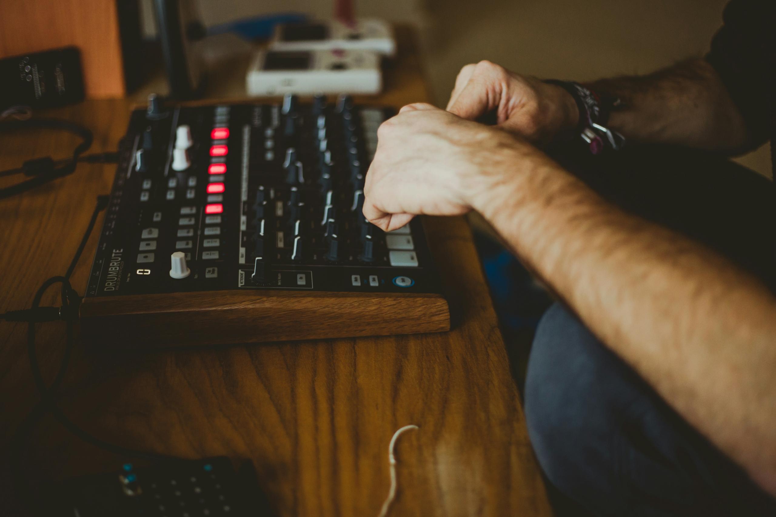 Un DJ mixe sur des platines.